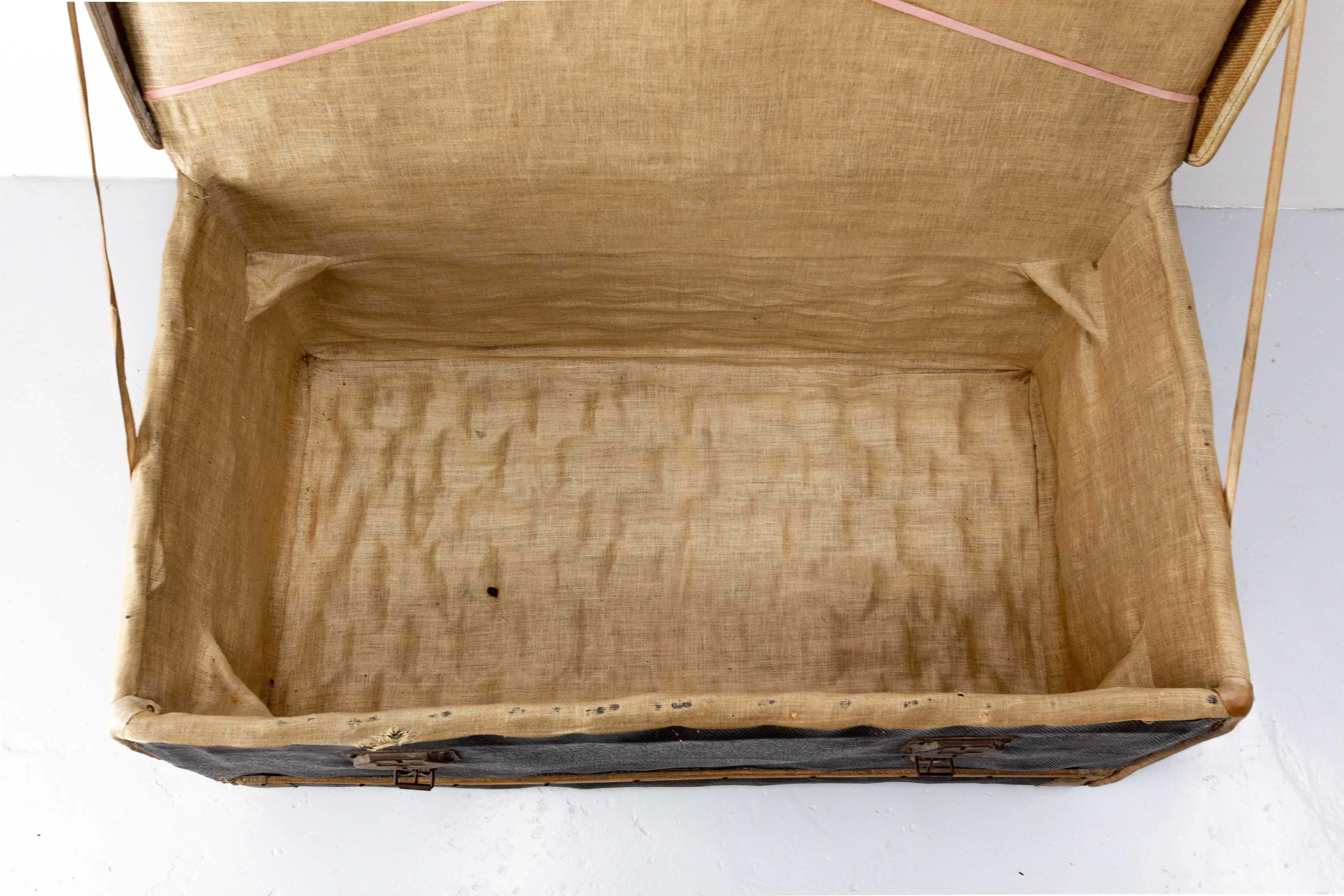 Baule francese in pelle con etichette originali del treno da Parigi a Chantilly, fine XIX sec. in vendita 7