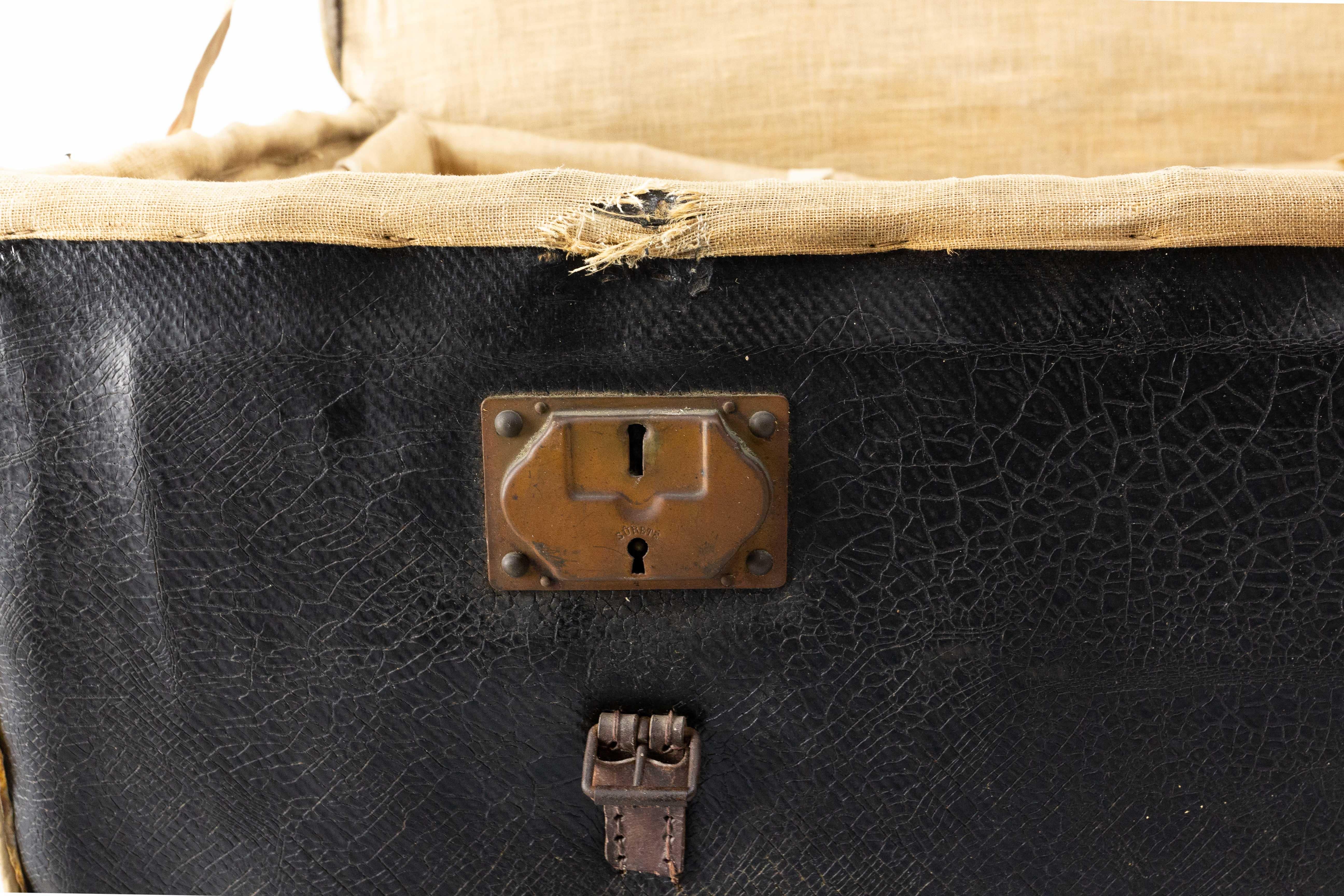 Baule francese in pelle con etichette originali del treno da Parigi a Chantilly, fine XIX sec. in vendita 9