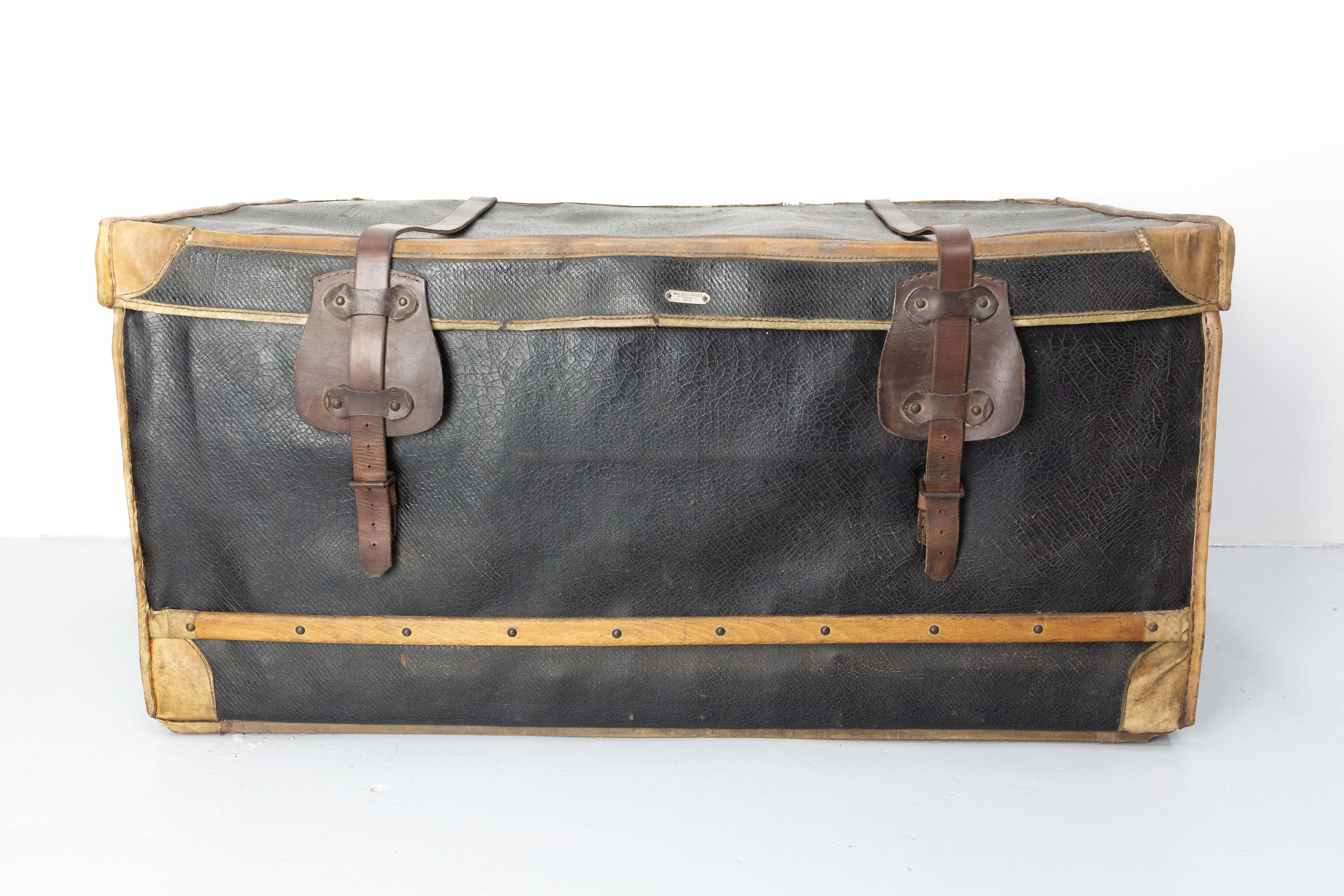 Baule antico francese, realizzato in vimini, tela rivestita e con cinture in pelle. Due etichette ferroviarie di un viaggio da Parigi a Chantilly (città nota per il suo castello e le sue scuderie reali).
Realizzato dalla Maison Lavoet, 175