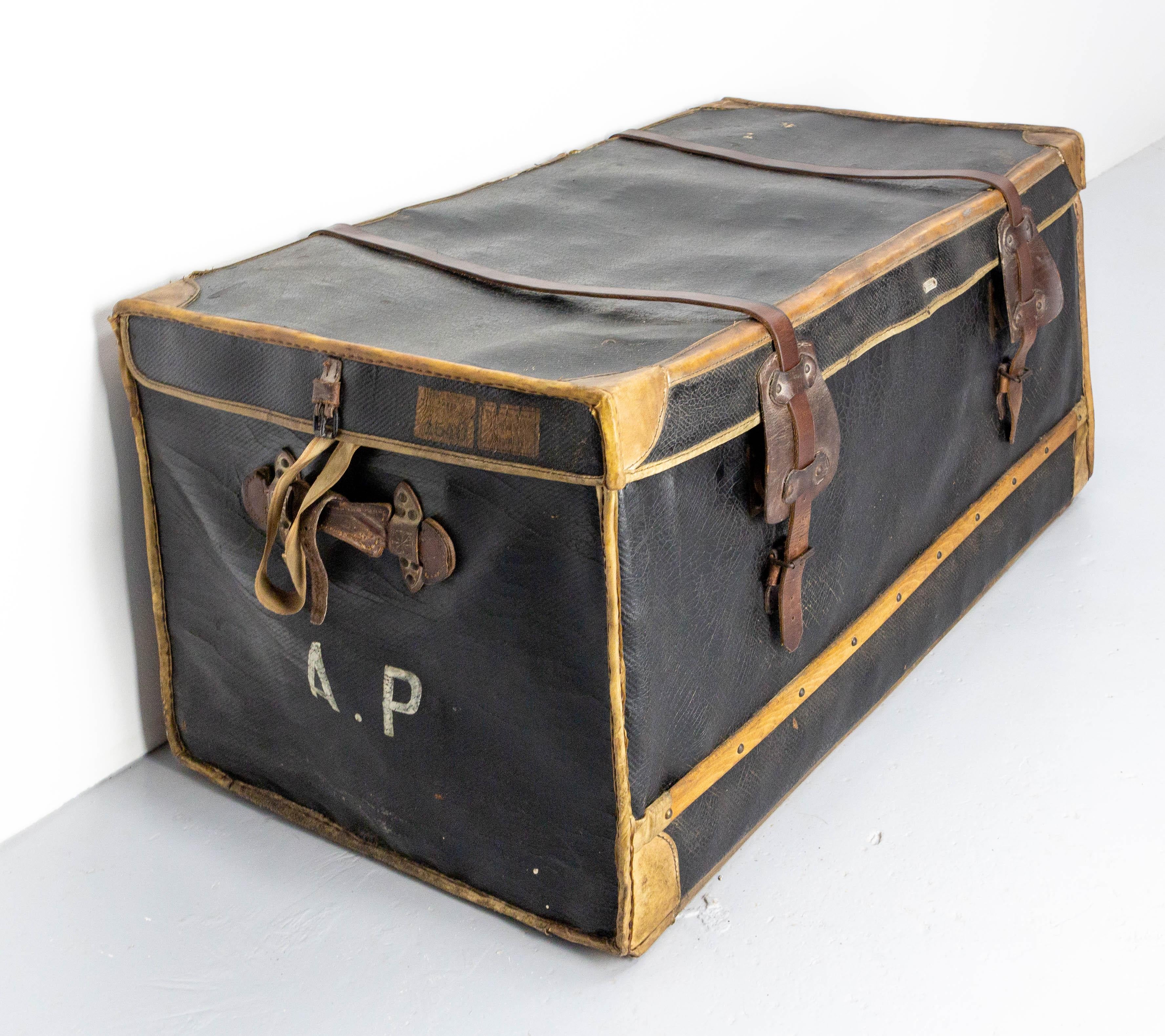 French Leather Trunk with Original Train Labels Paris to Chantilly, Late 19th C In Good Condition For Sale In Labrit, Landes