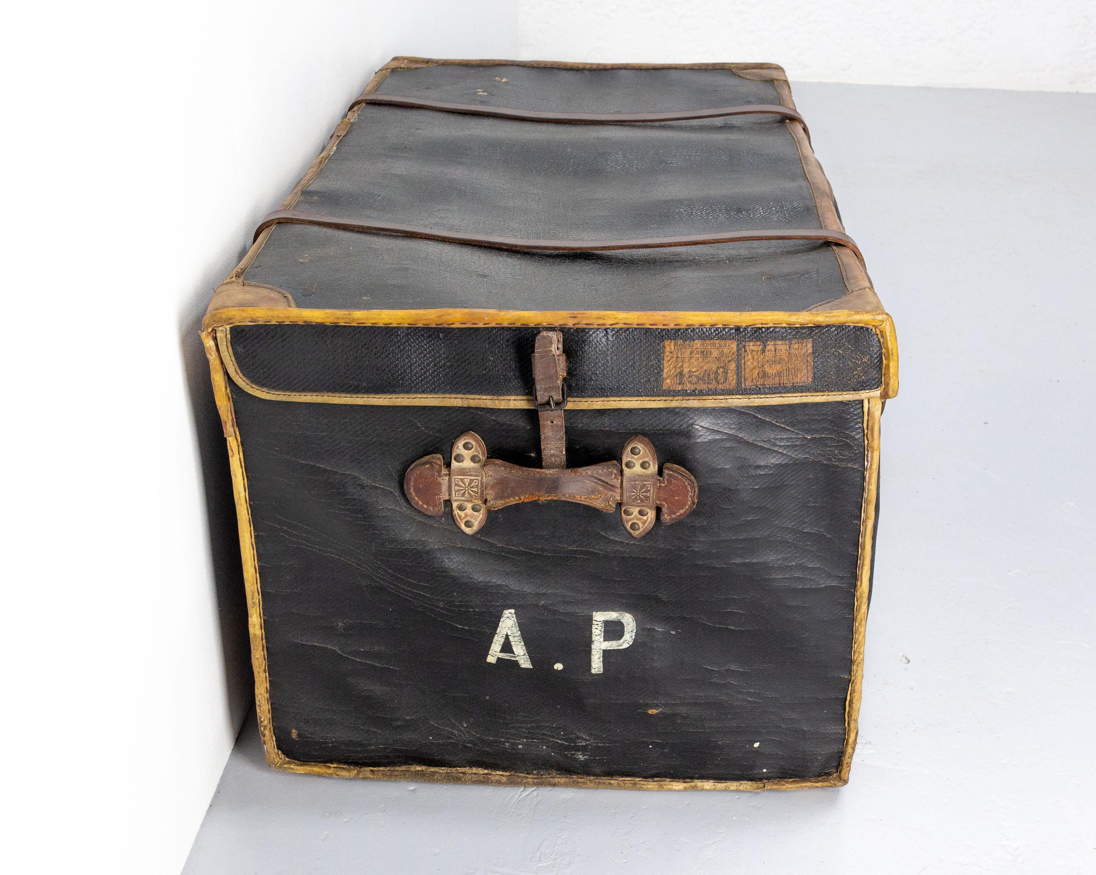 Francese Baule francese in pelle con etichette originali del treno da Parigi a Chantilly, fine XIX sec. in vendita