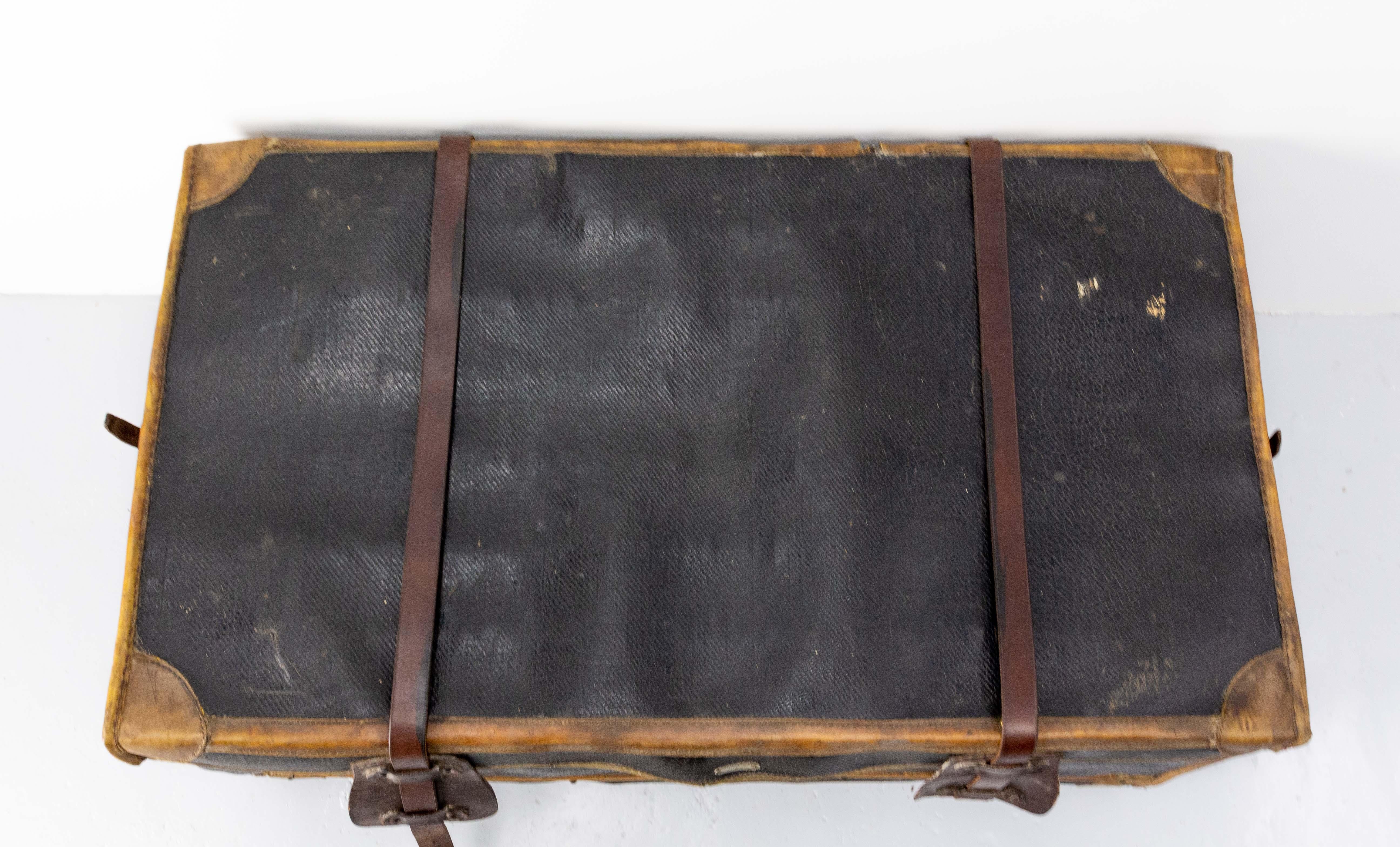 Coffre en cuir français avec étiquettes de chemin de fer originales de Paris à Chantilly, fin du 19ème siècle en vente 1