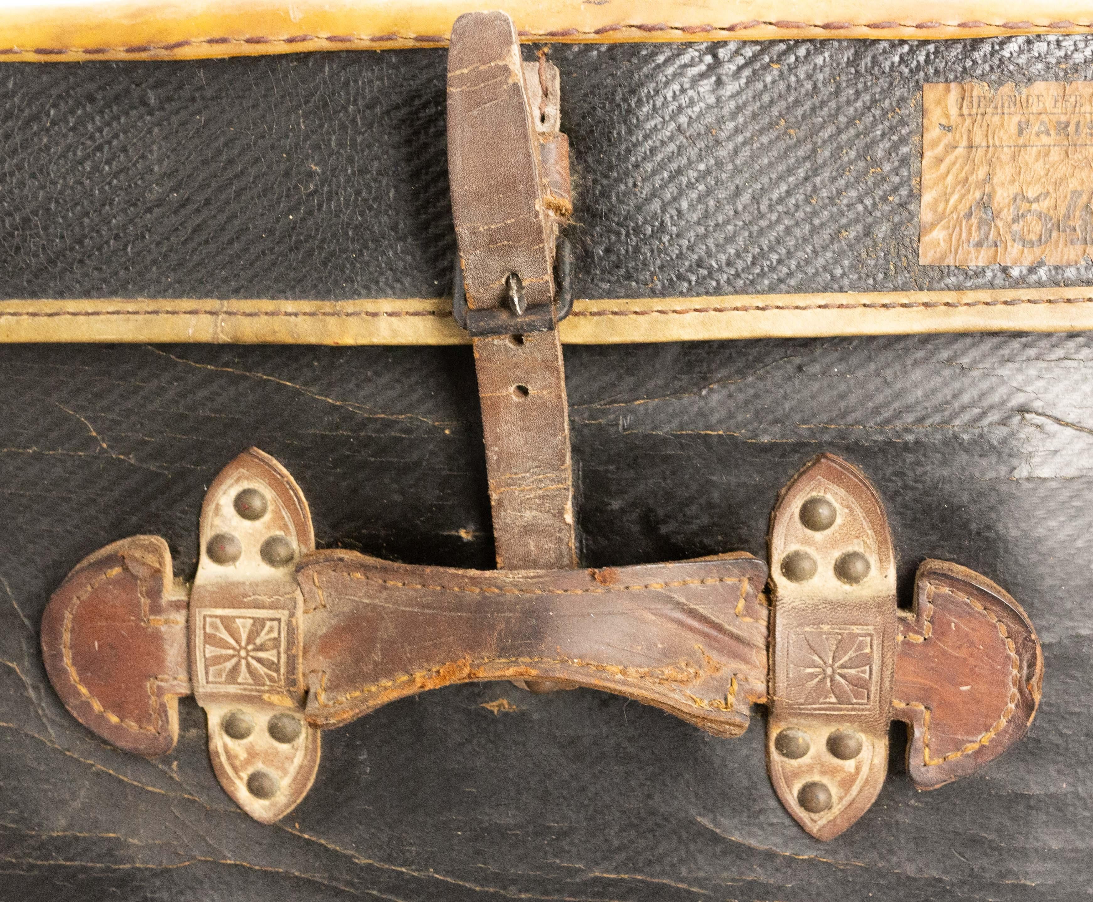 Coffre en cuir français avec étiquettes de chemin de fer originales de Paris à Chantilly, fin du 19ème siècle en vente 2