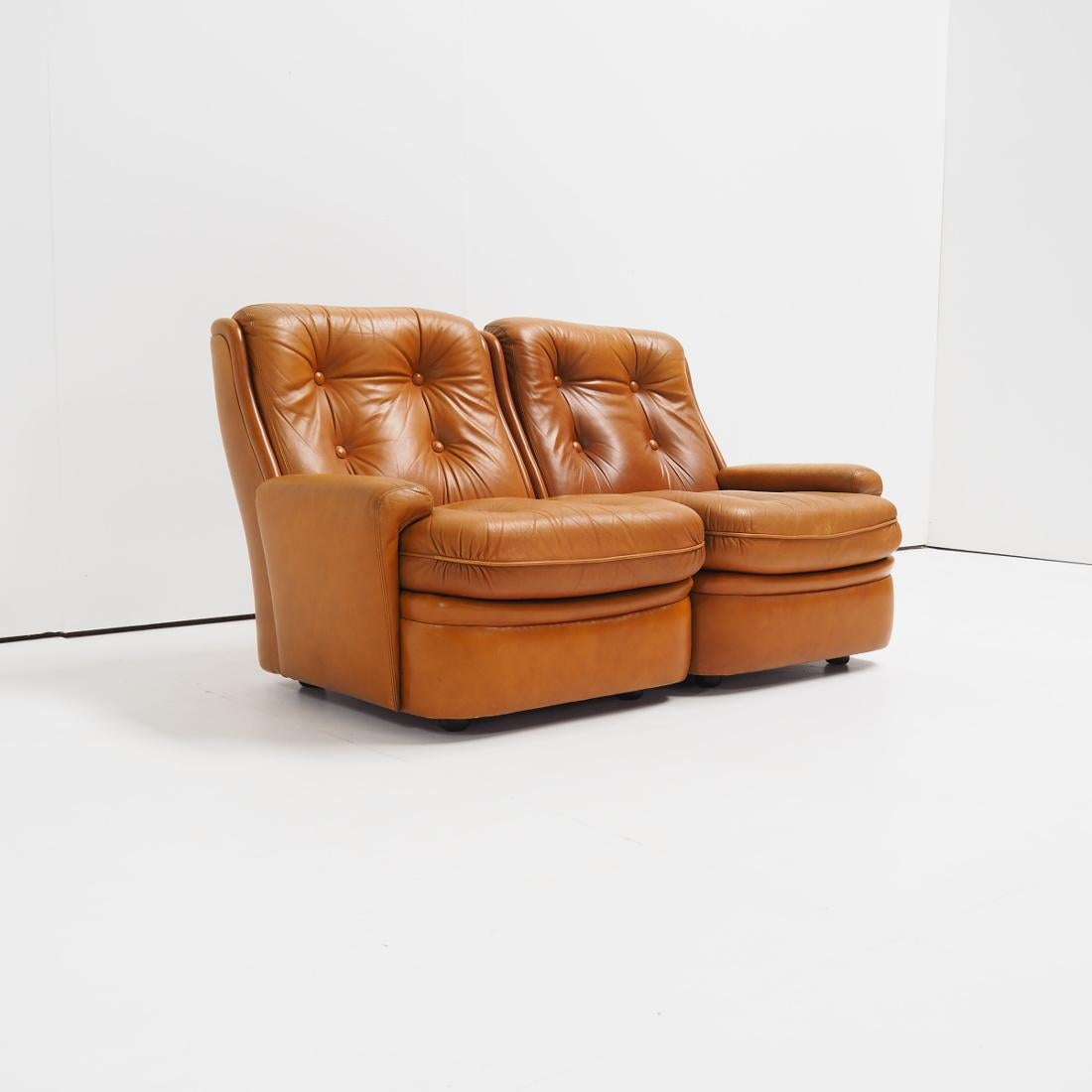 This 1970s leather two-seater from the ‘Orchidée’ series designed by Michel Cadestin for Airborne looks like it came straight out of the movie 'a clockwork orange'. How 70s is this sofa? And like all Airborne furniture this sofa too is because of