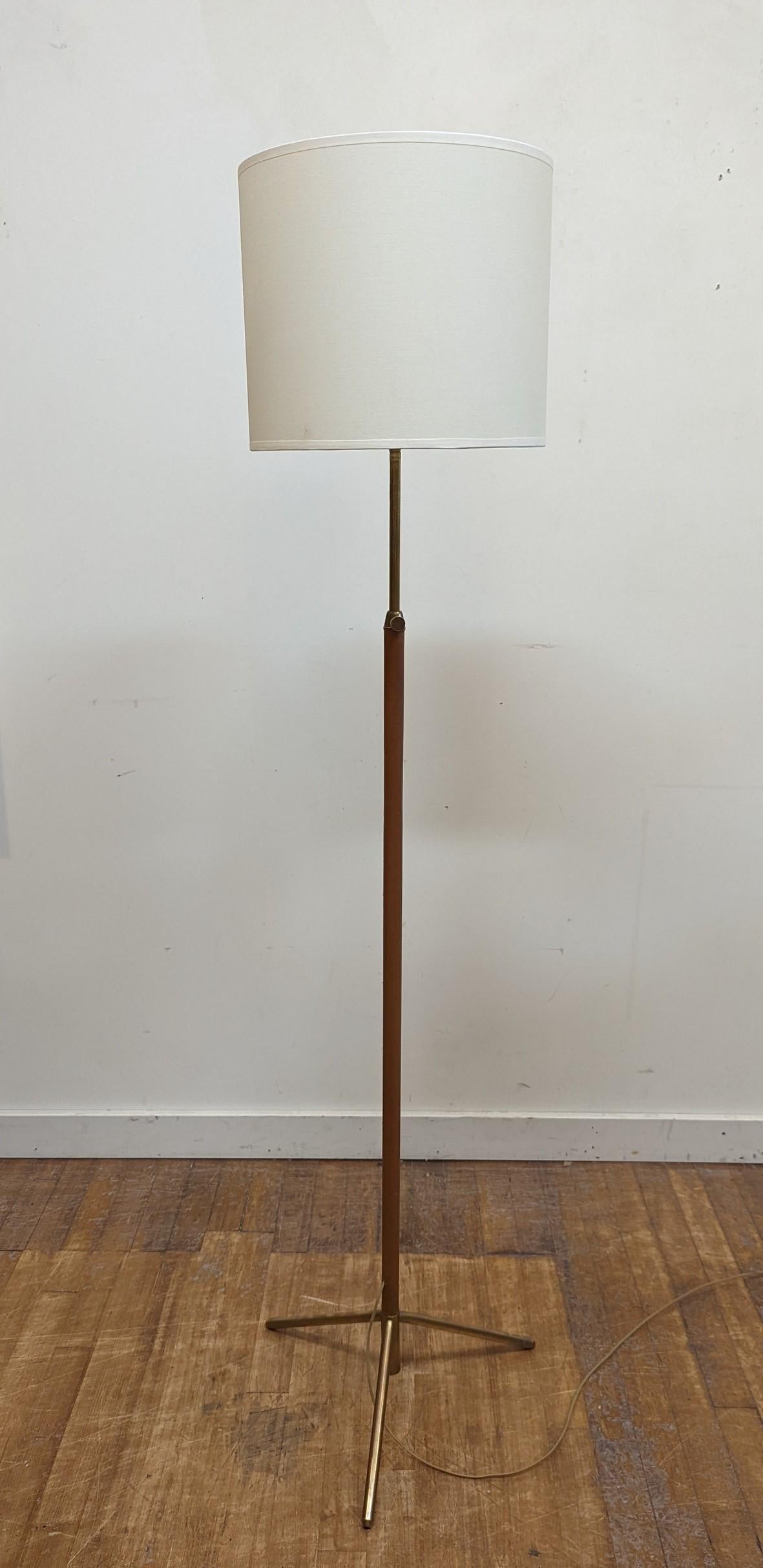 Lampadaire à rallonge extensible enveloppé de cuir français en vente 3