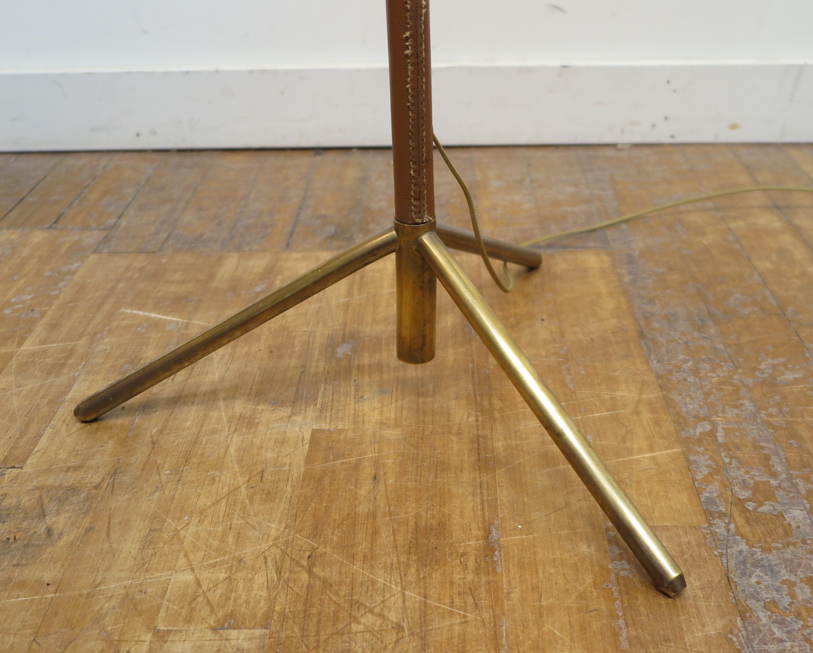 Français Lampadaire à rallonge extensible enveloppé de cuir français en vente