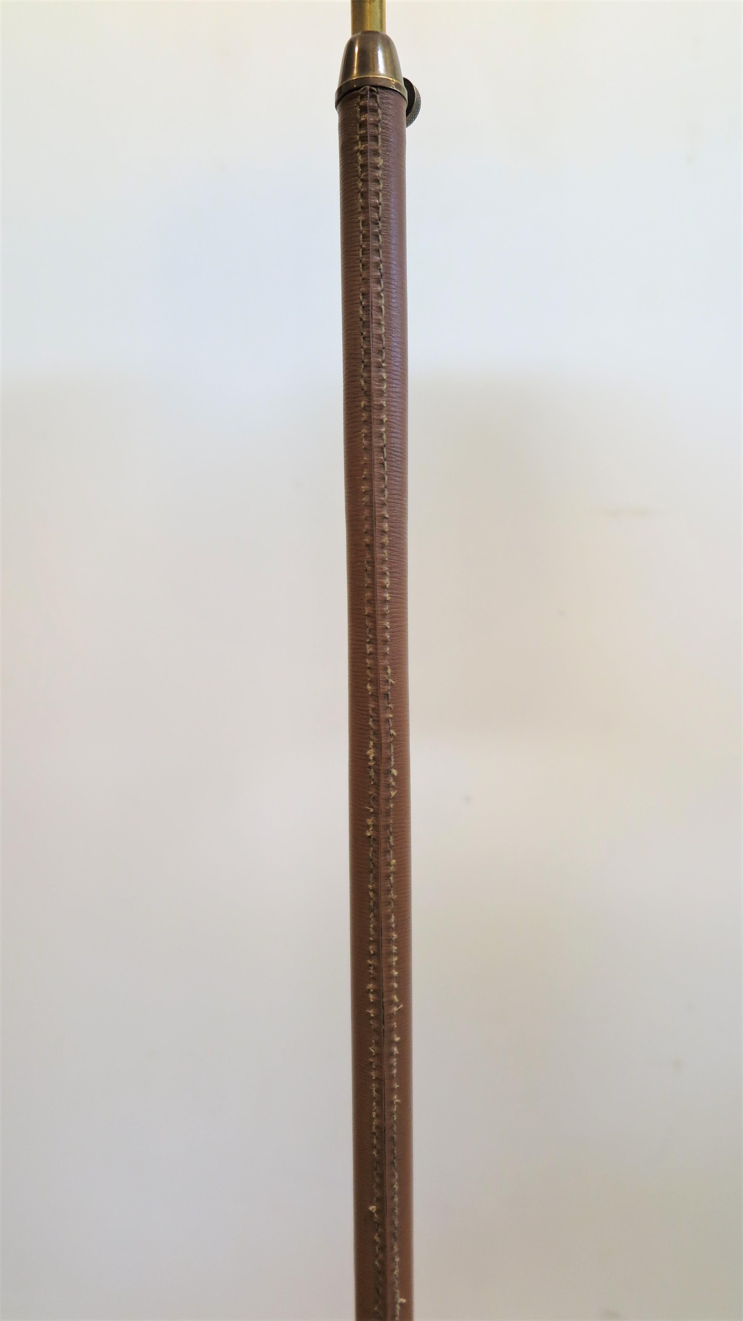 Lampadaire à rallonge extensible enveloppé de cuir français Bon état - En vente à New York, NY