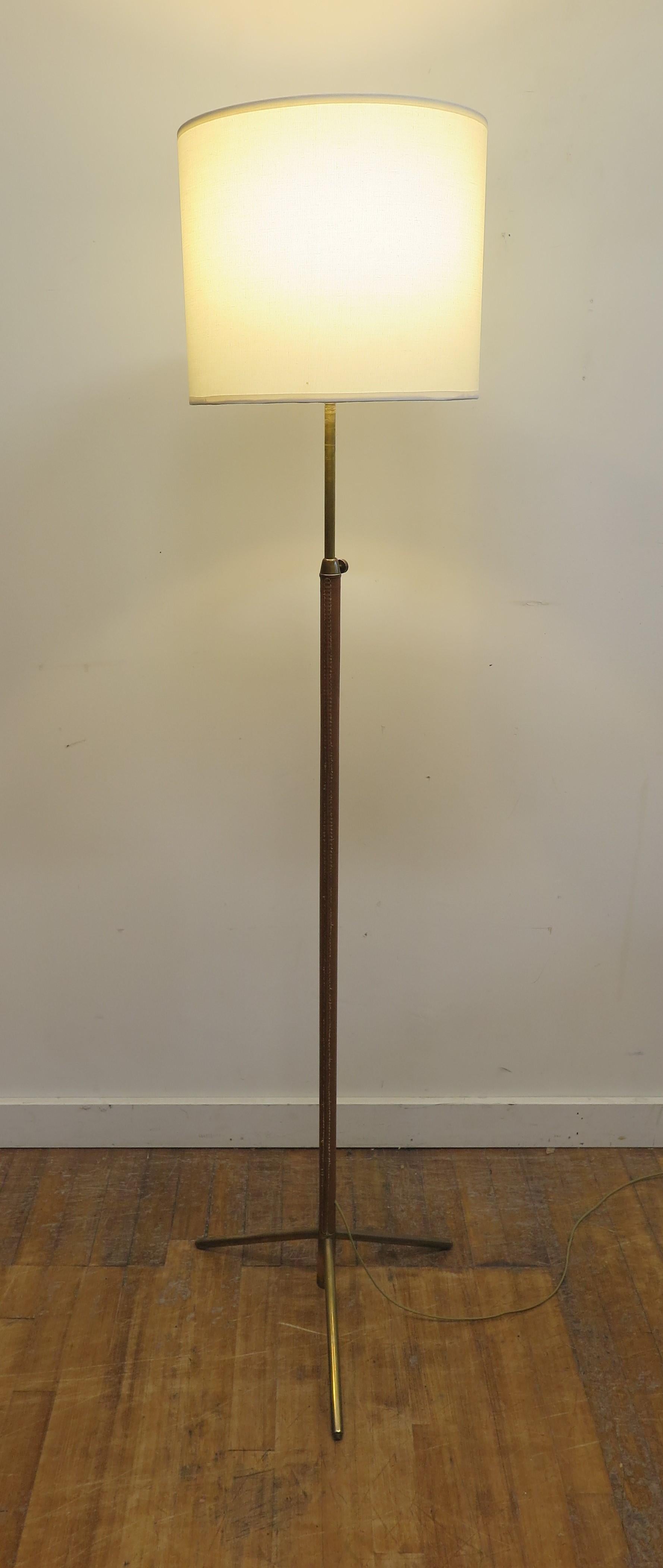 Milieu du XXe siècle Lampadaire à rallonge extensible enveloppé de cuir français en vente