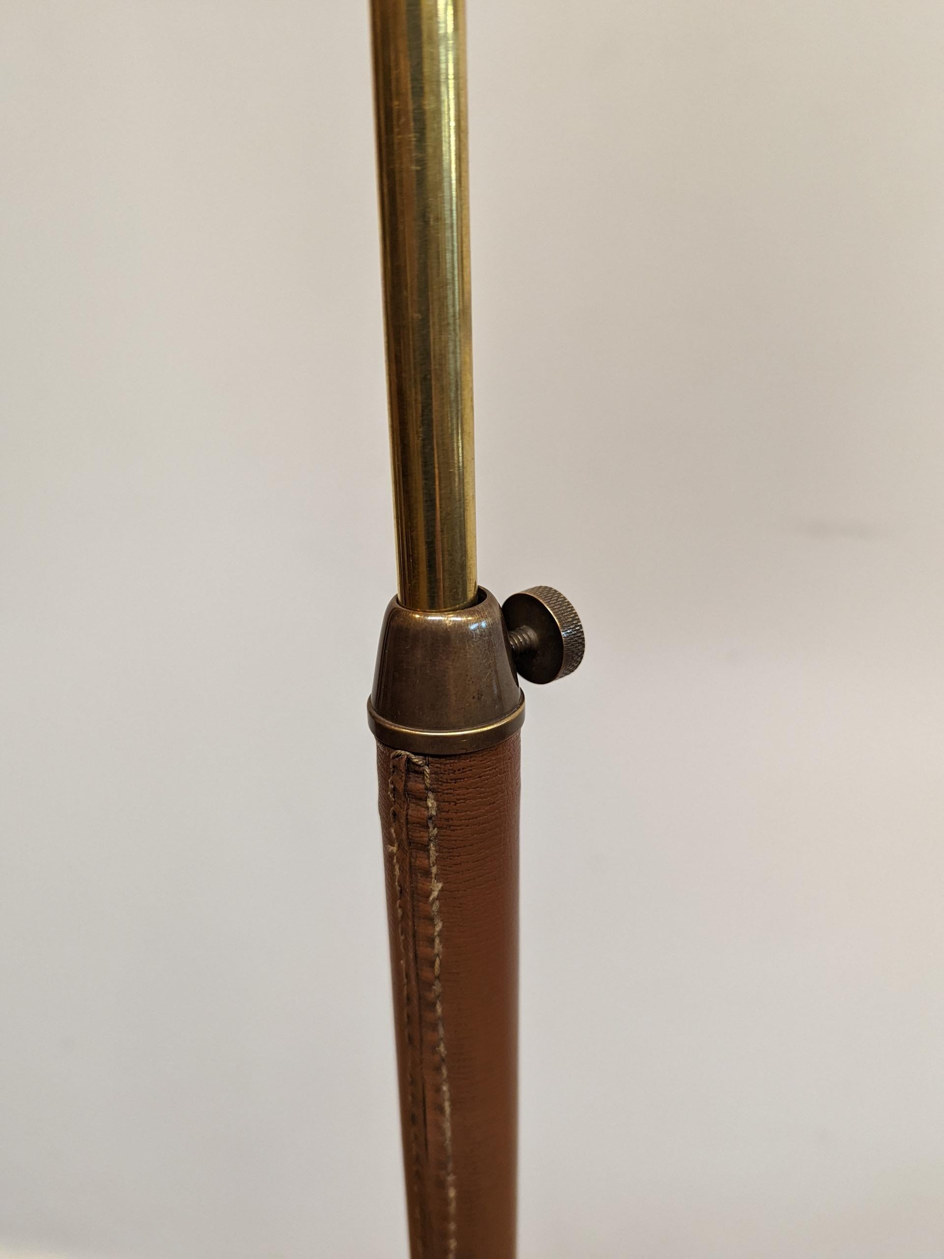 Laiton Lampadaire à rallonge extensible enveloppé de cuir français en vente