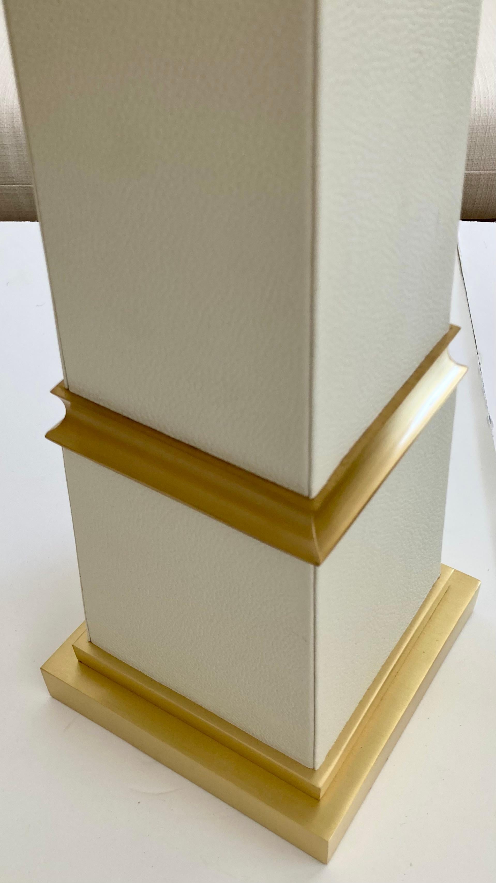 Französische lederumwickelte Obelisken mit satinierten Bronzedetails, ein Paar im Angebot 4