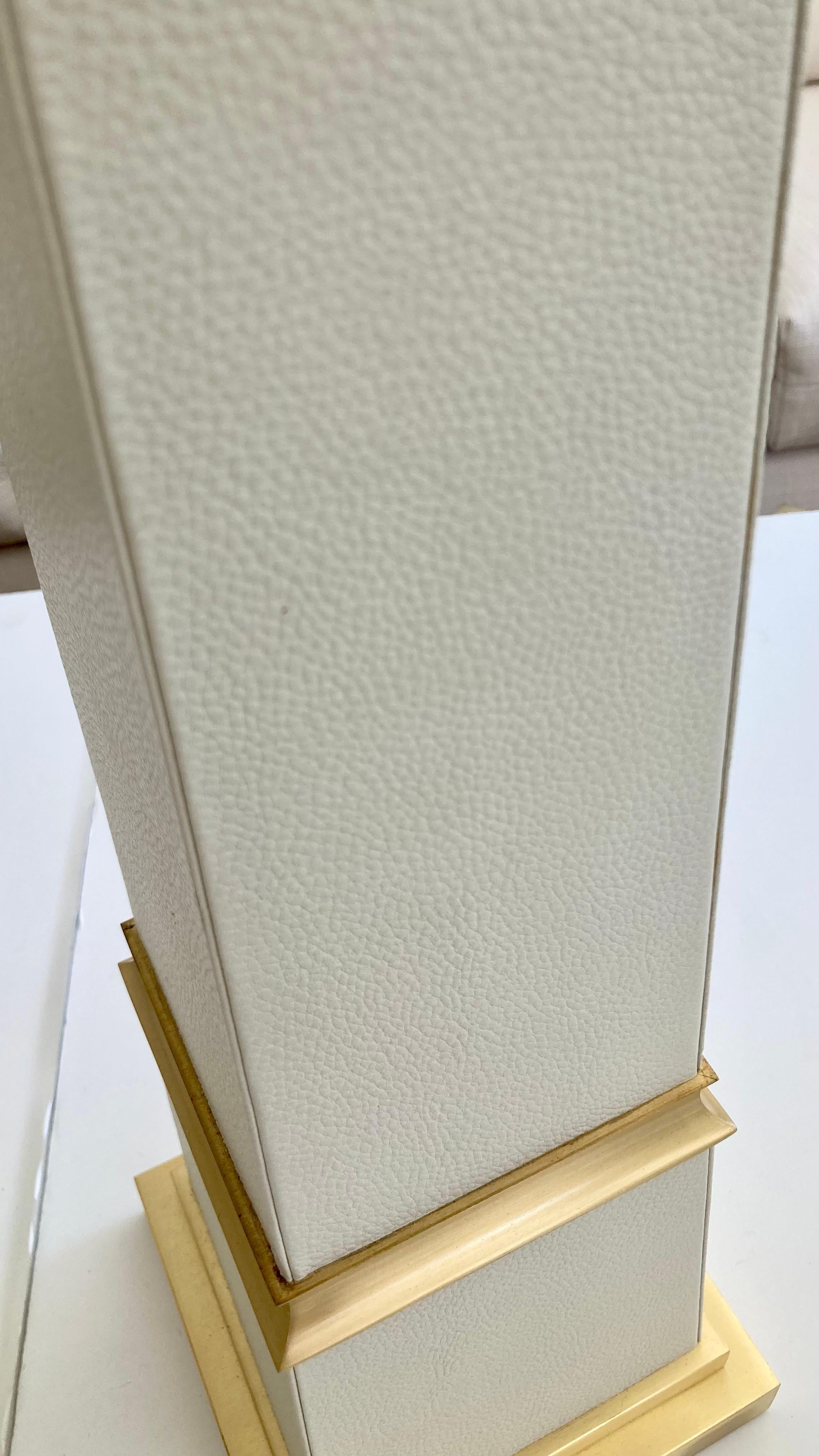 Französische lederumwickelte Obelisken mit satinierten Bronzedetails, ein Paar im Angebot 5