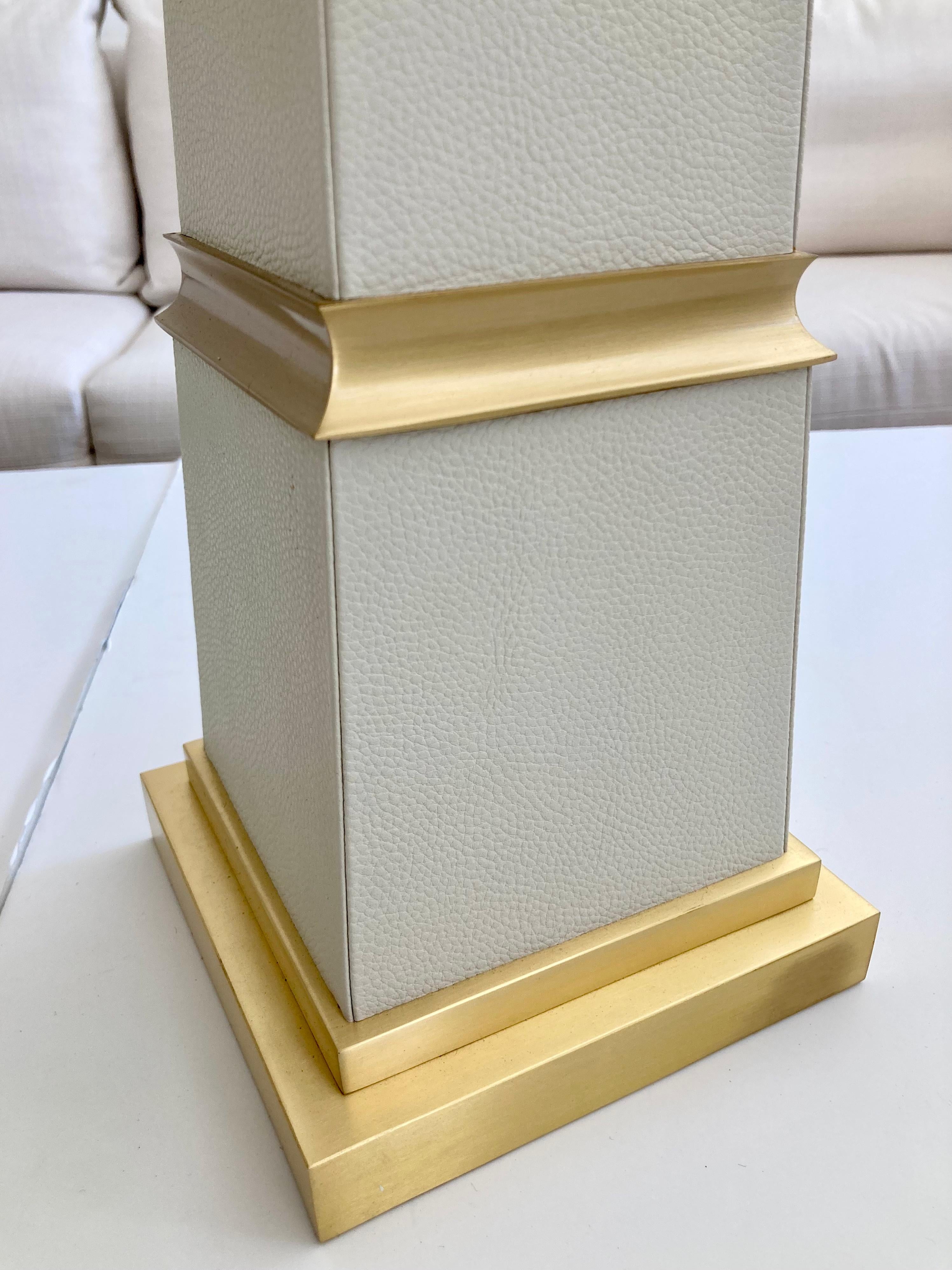 Französische lederumwickelte Obelisken mit satinierten Bronzedetails, ein Paar im Angebot 6