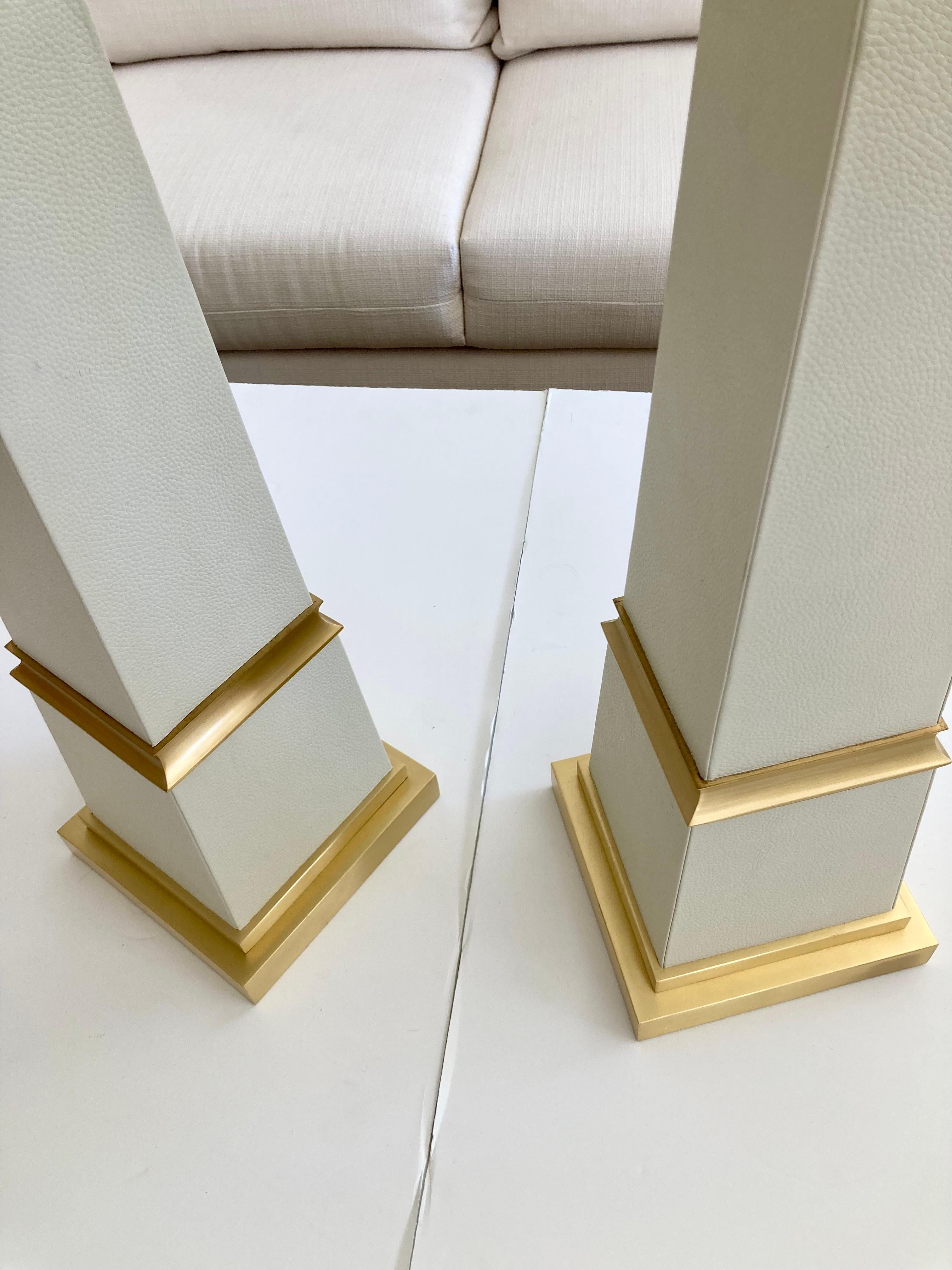 Französische lederumwickelte Obelisken mit satinierten Bronzedetails, ein Paar im Angebot 7