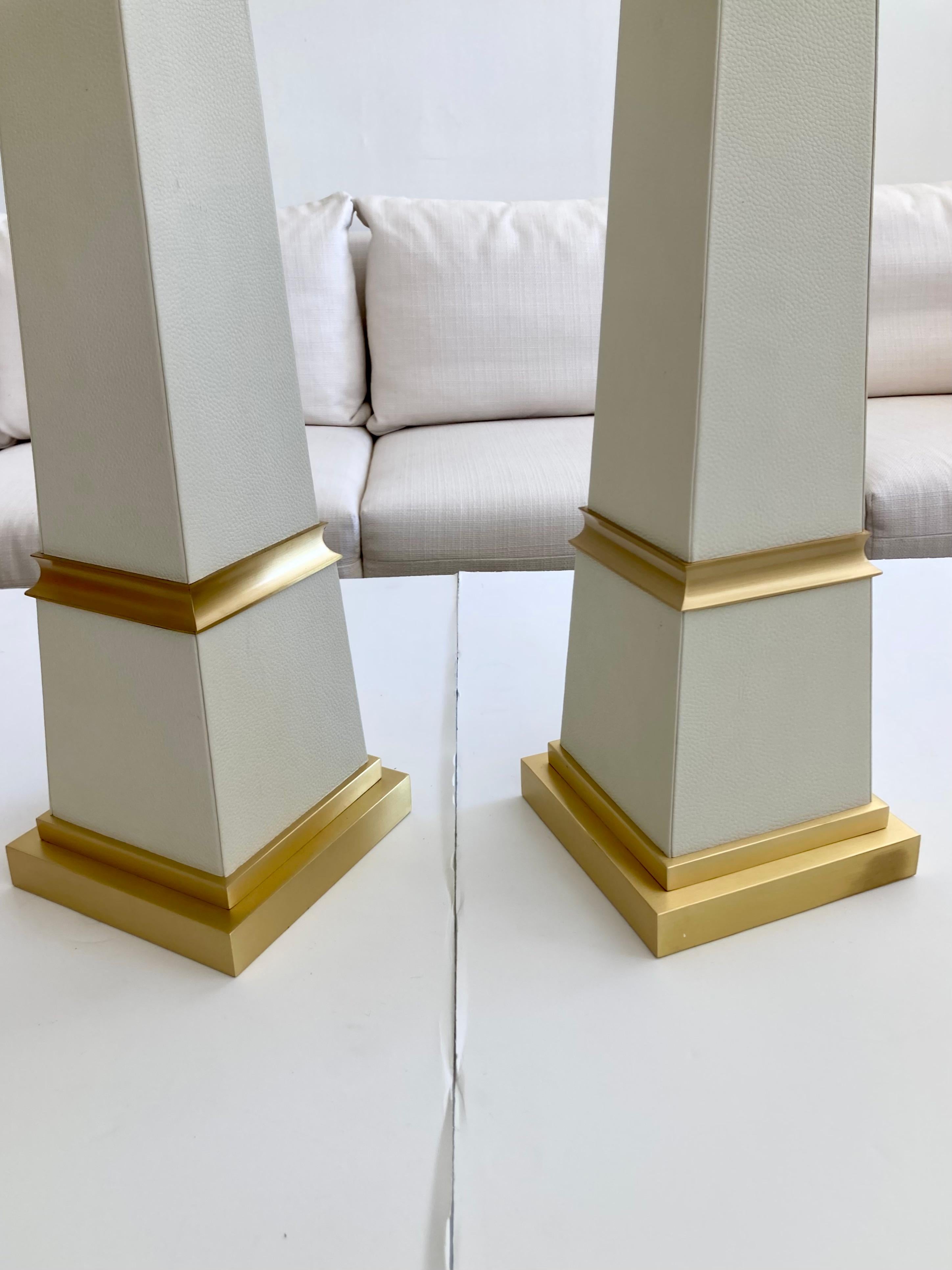 Französische lederumwickelte Obelisken mit satinierten Bronzedetails, ein Paar im Angebot 8