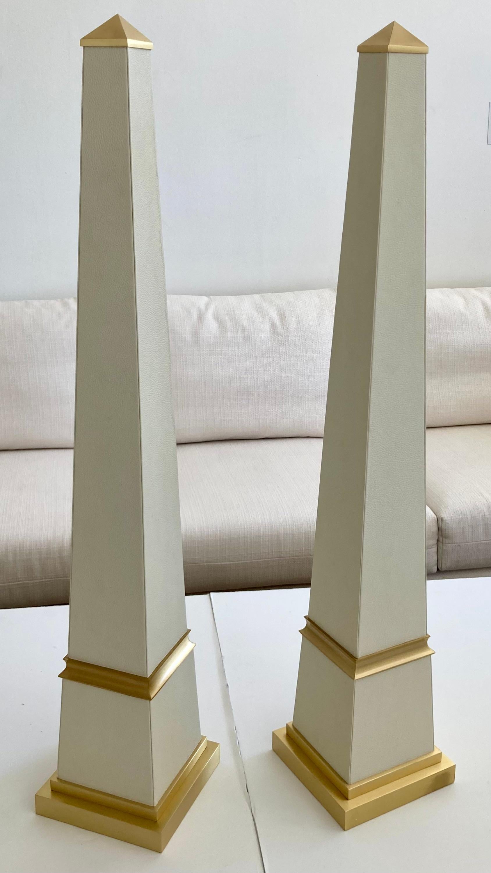 Französische lederumwickelte Obelisken mit satinierten Bronzedetails, ein Paar im Zustand „Gut“ im Angebot in Los Angeles, CA