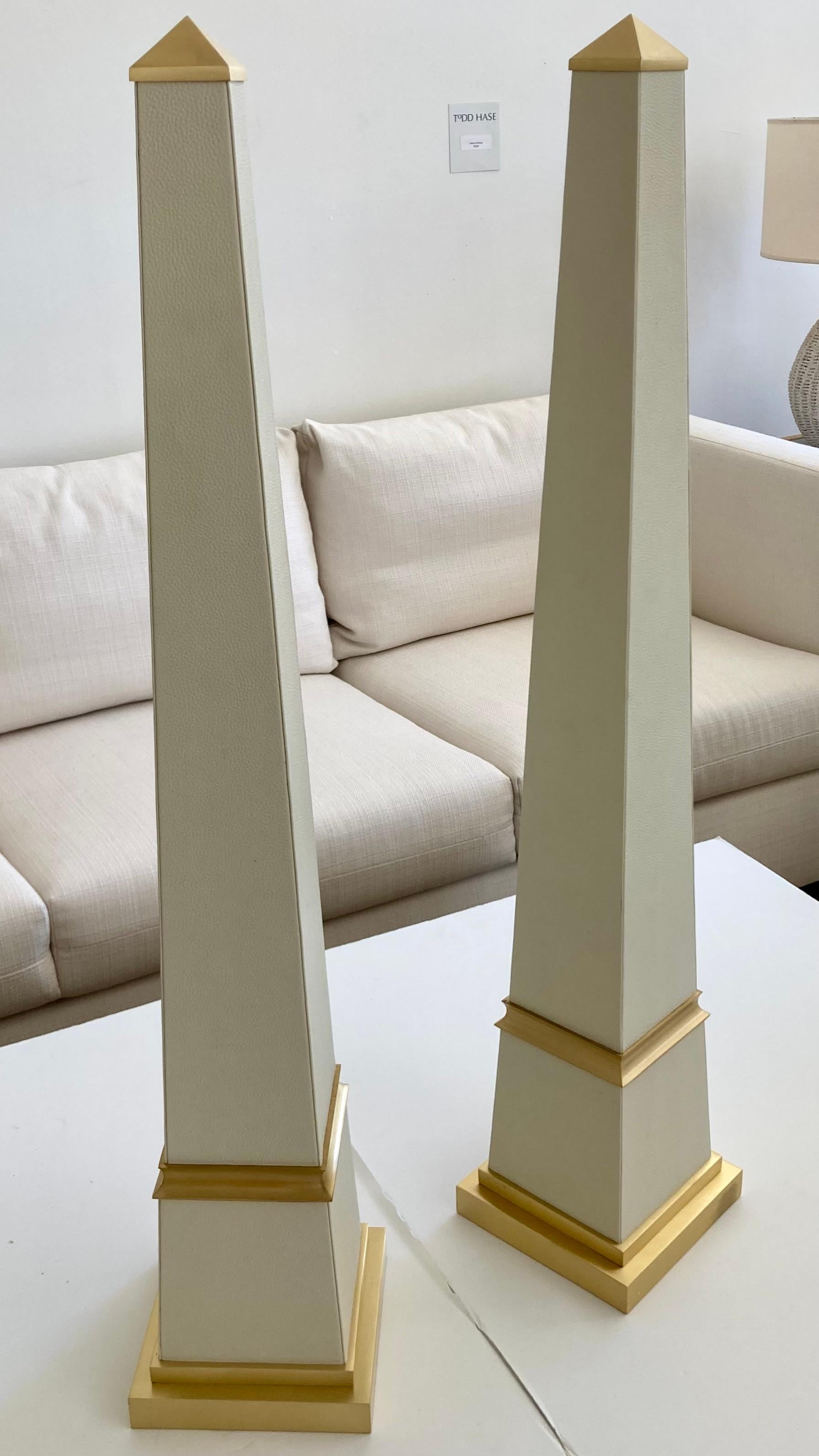 Französische lederumwickelte Obelisken mit satinierten Bronzedetails, ein Paar (Leder) im Angebot