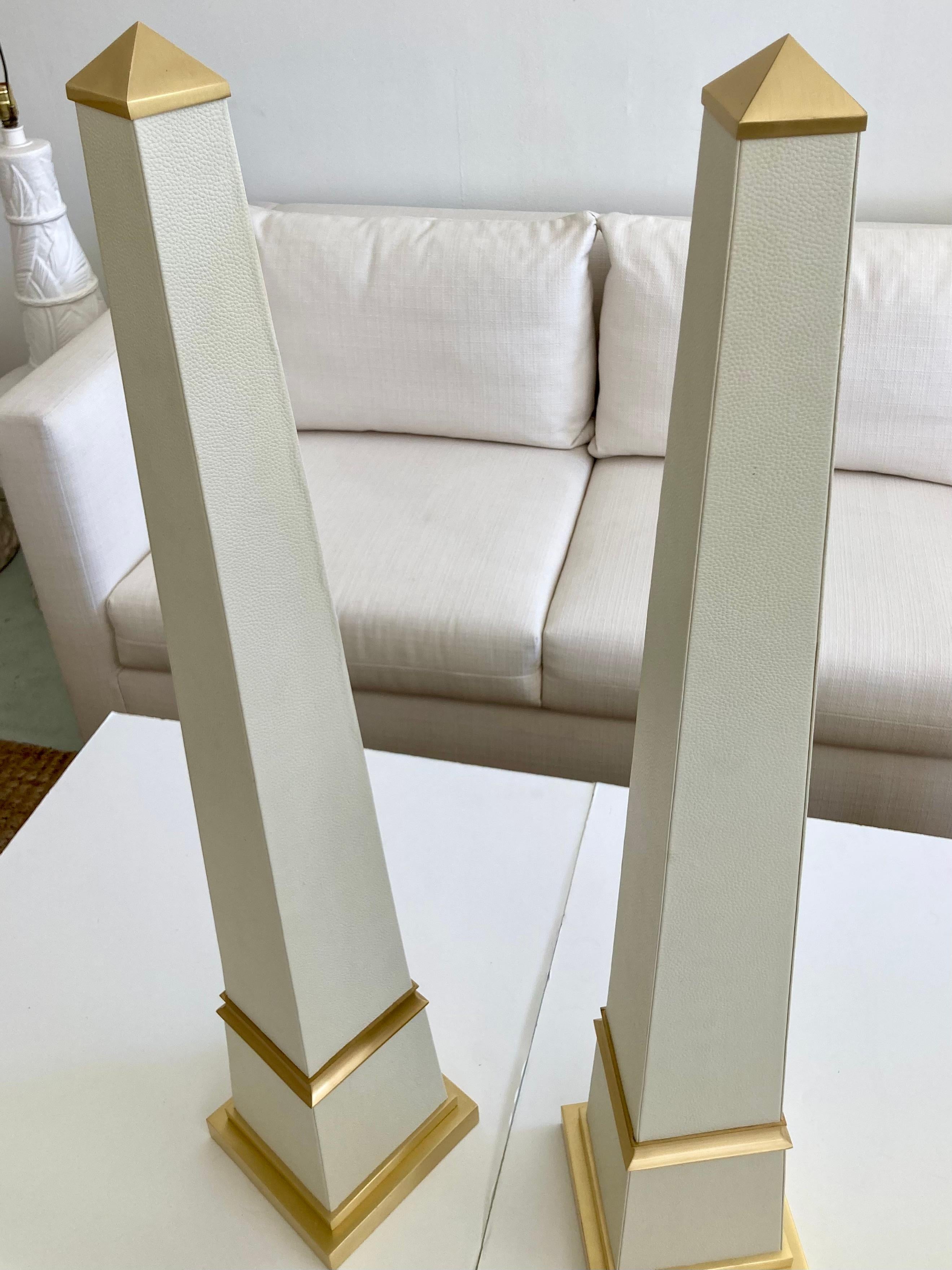 Französische lederumwickelte Obelisken mit satinierten Bronzedetails, ein Paar im Angebot 2