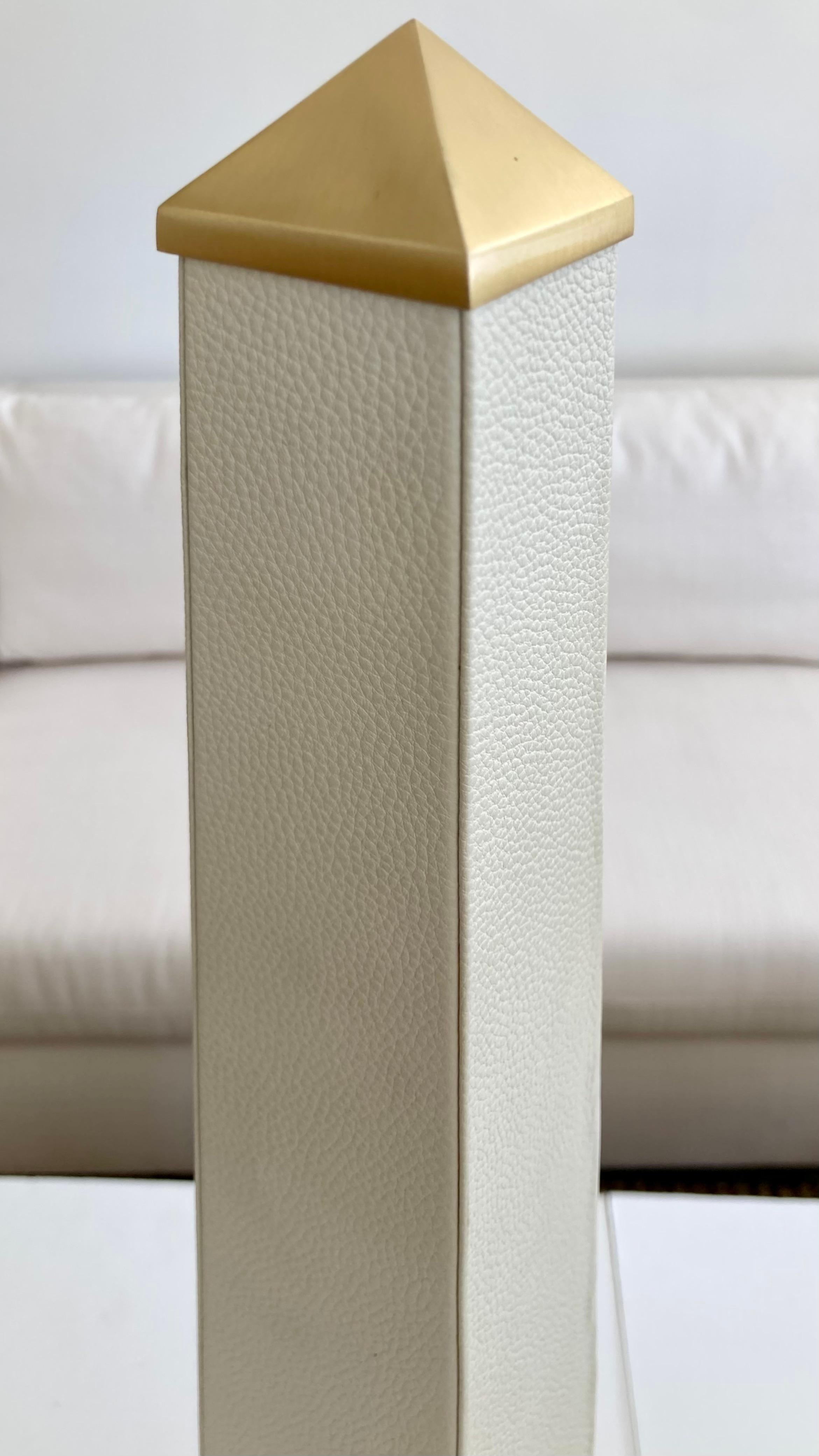 Französische lederumwickelte Obelisken mit satinierten Bronzedetails, ein Paar im Angebot 3