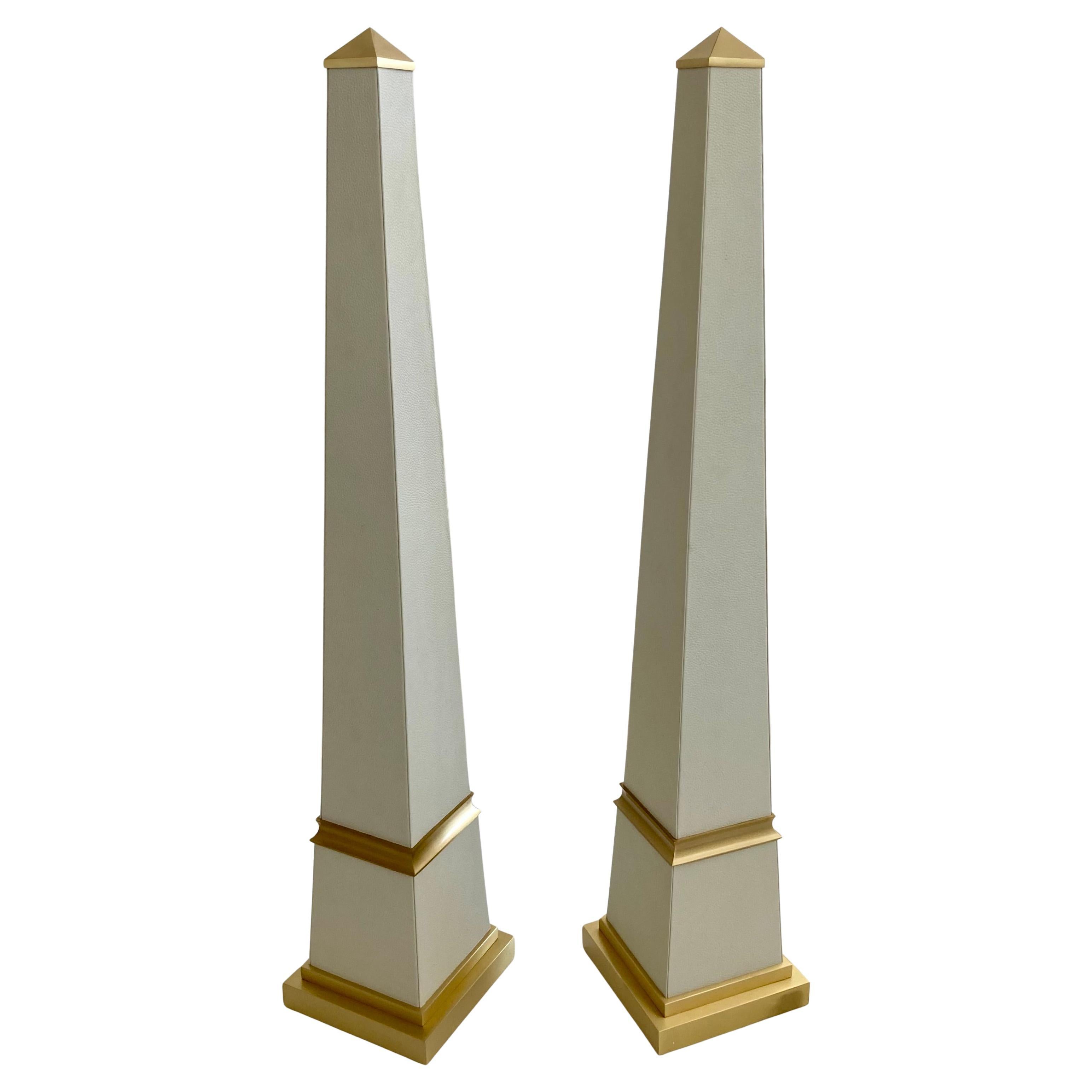 Französische lederumwickelte Obelisken mit satinierten Bronzedetails, ein Paar im Angebot