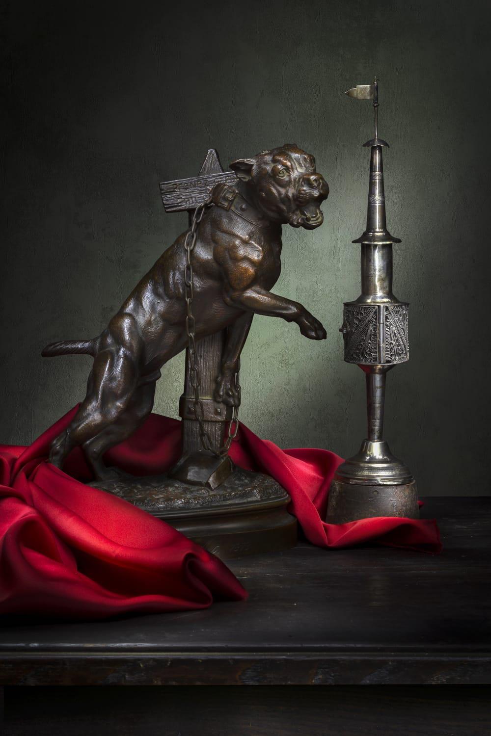 This antique French bronze figure a guard dog on chain is titled Prenez Garde au Chien, beware of dog, signed P. Lecourtier by the French artist Prosper Lecourtier, Gremilly 1851-Parigi 1924. This antique bronze figure took part at the Paris