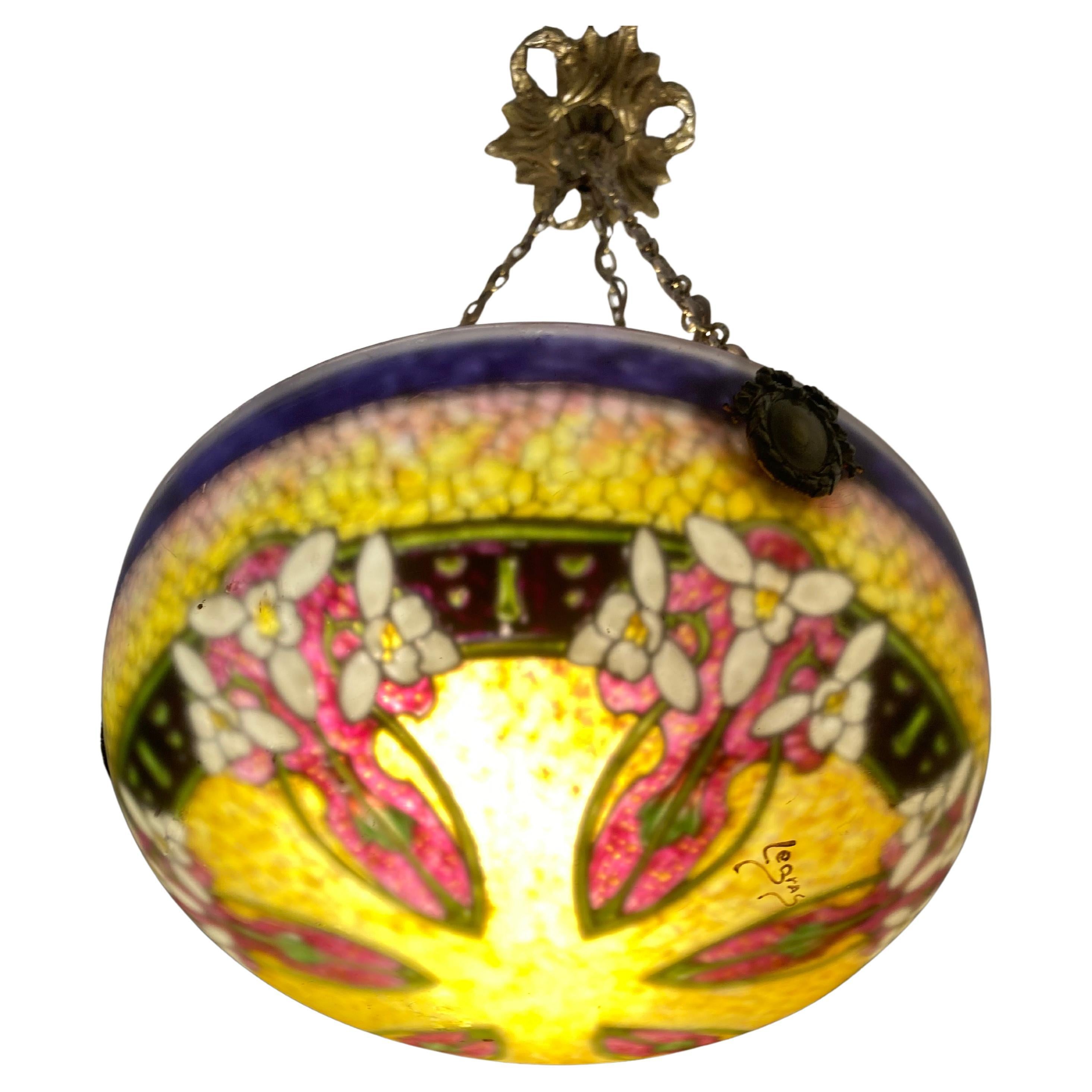 Questo splendido lampadario in stile liberty è firmato Legras. Il design è un esempio di questo periodo. Quando il lampadario è acceso, i colori sono spettacolari. 
Dispone di 3 luci a LED. Americano cablato.