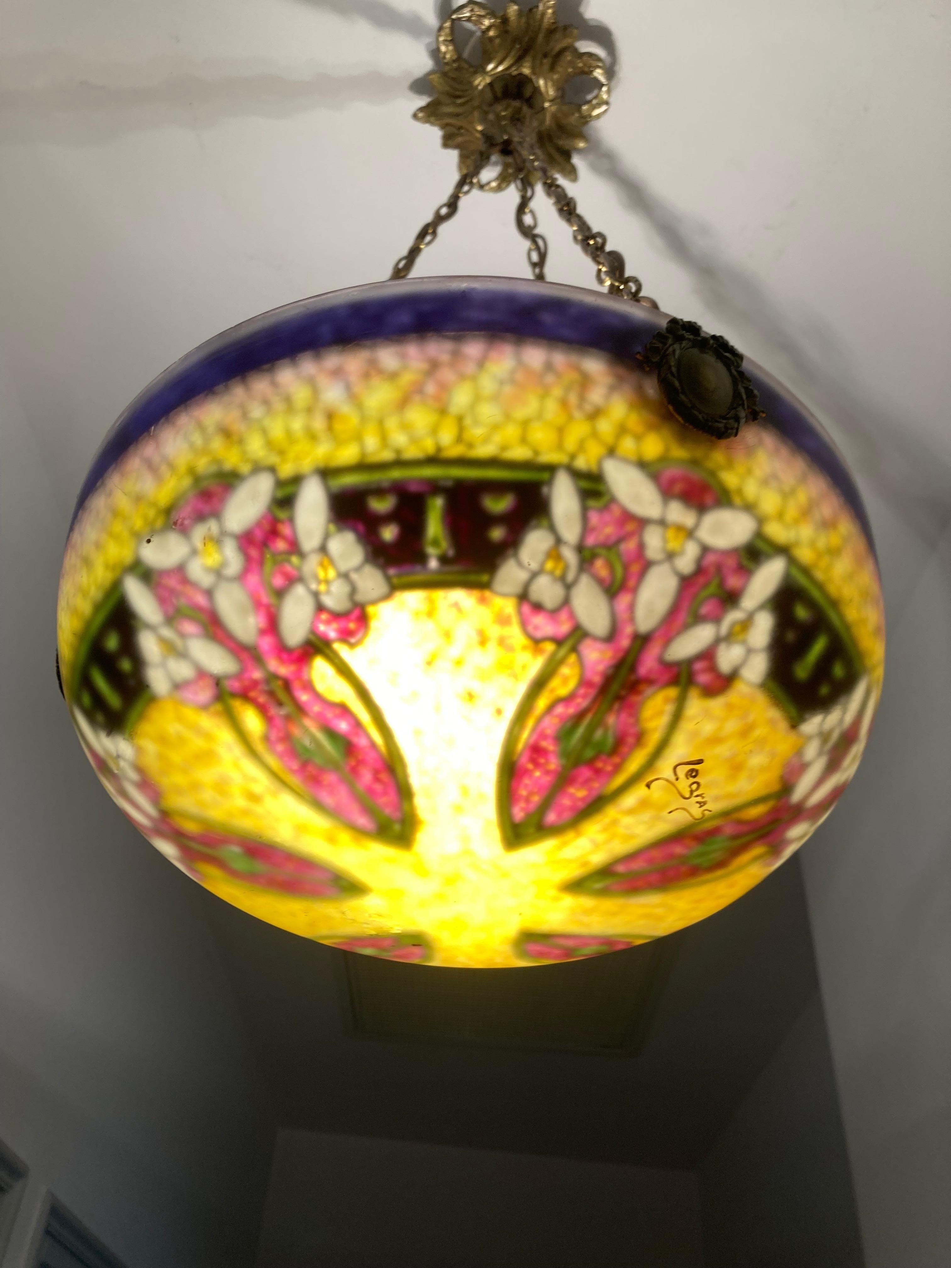 Dipinto Lampadario francese Legras in vetro dipinto a mano in vendita