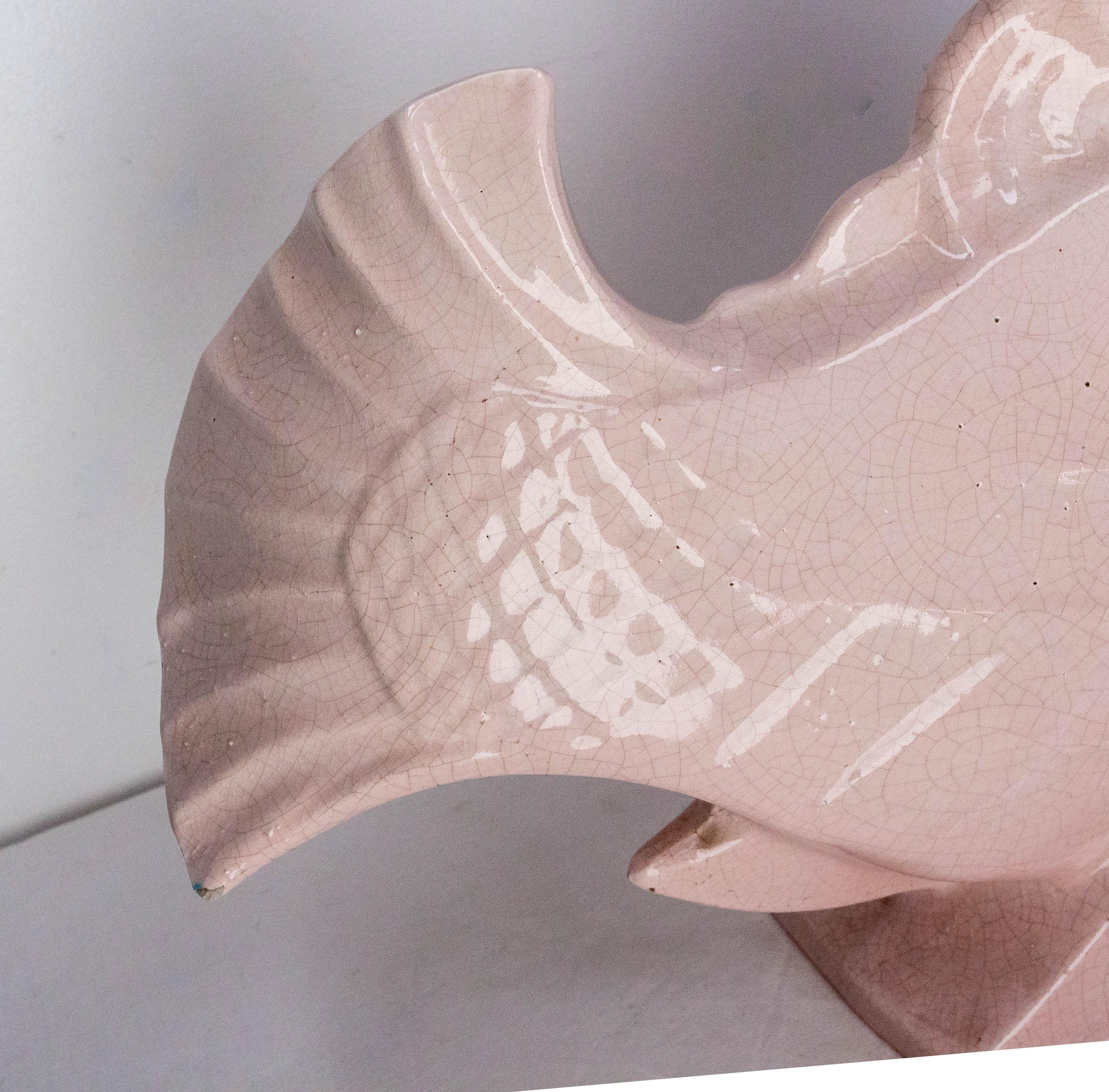 Vernissé KOI Carpe Orchies en céramique rose à glaçure craquelée, circa 1920. en vente