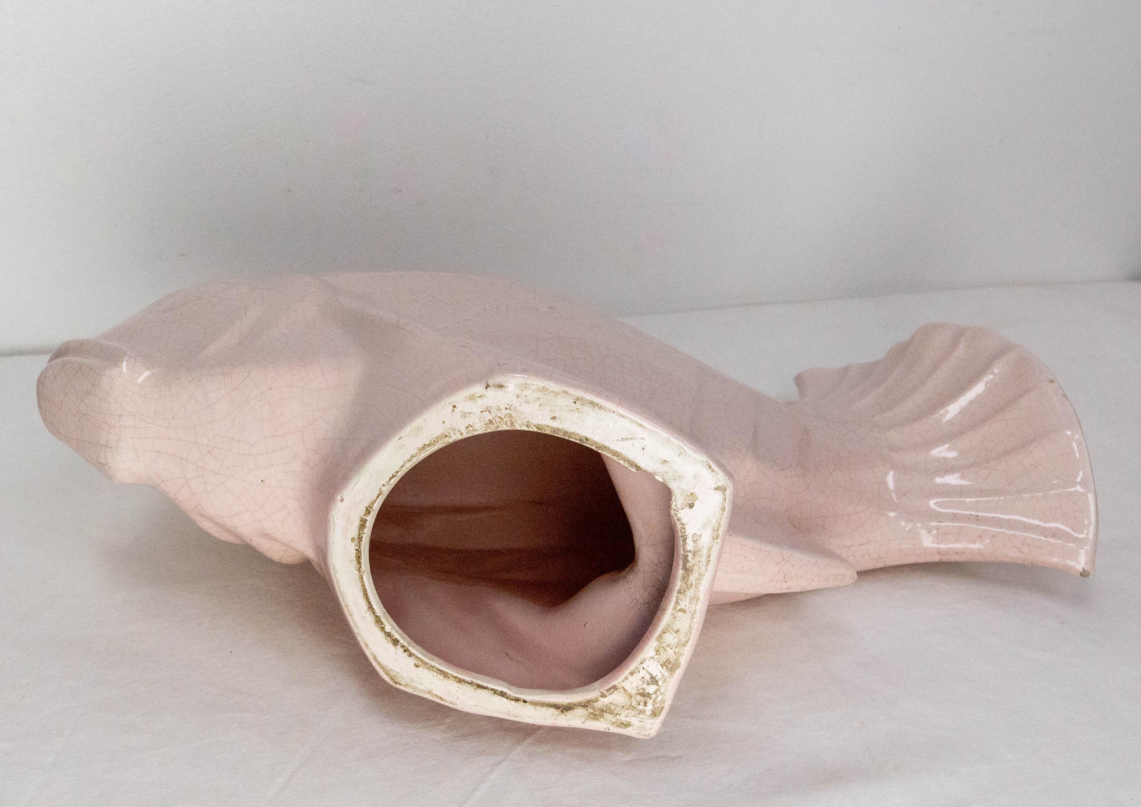 KOI Carpe Orchies en céramique rose à glaçure craquelée, circa 1920. Bon état - En vente à Labrit, Landes