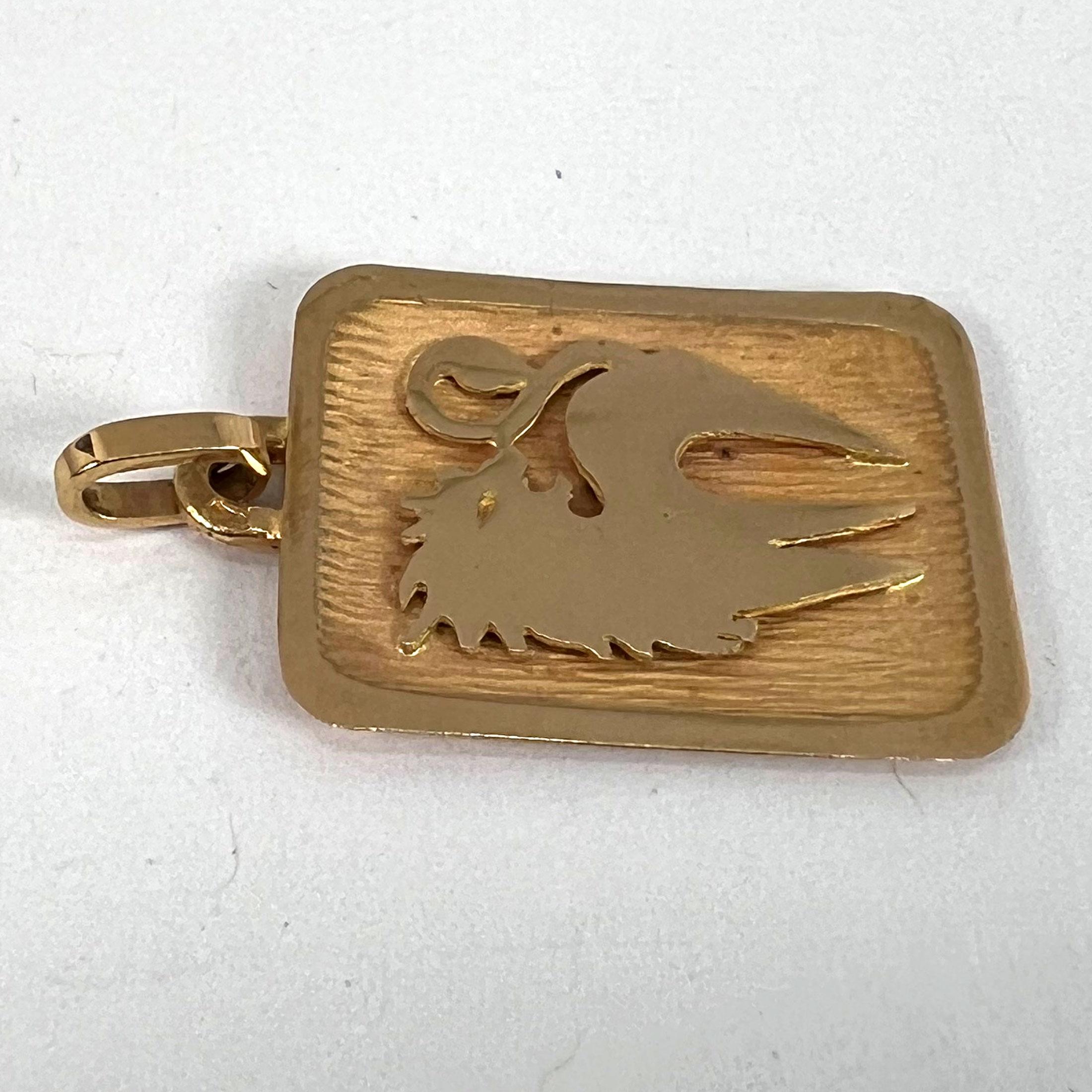 Ciondolo a forma di medaglia con charm in oro giallo 18 carati con il segno zodiacale del Leone in vendita 10
