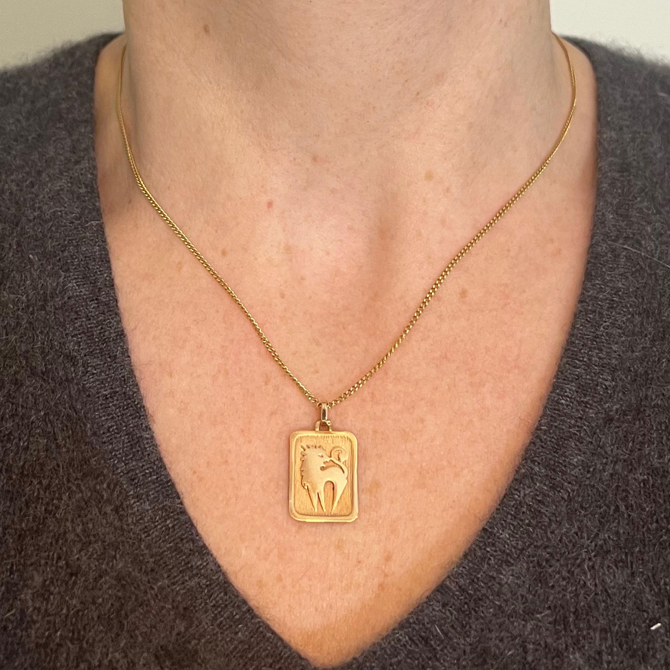 da uomo o donna Ciondolo a forma di medaglia con charm in oro giallo 18 carati con il segno zodiacale del Leone in vendita