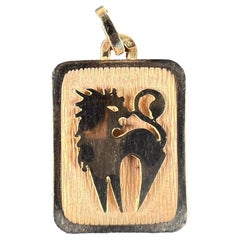 Ciondolo a forma di medaglia con charm in oro giallo 18 carati con il segno zodiacale del Leone