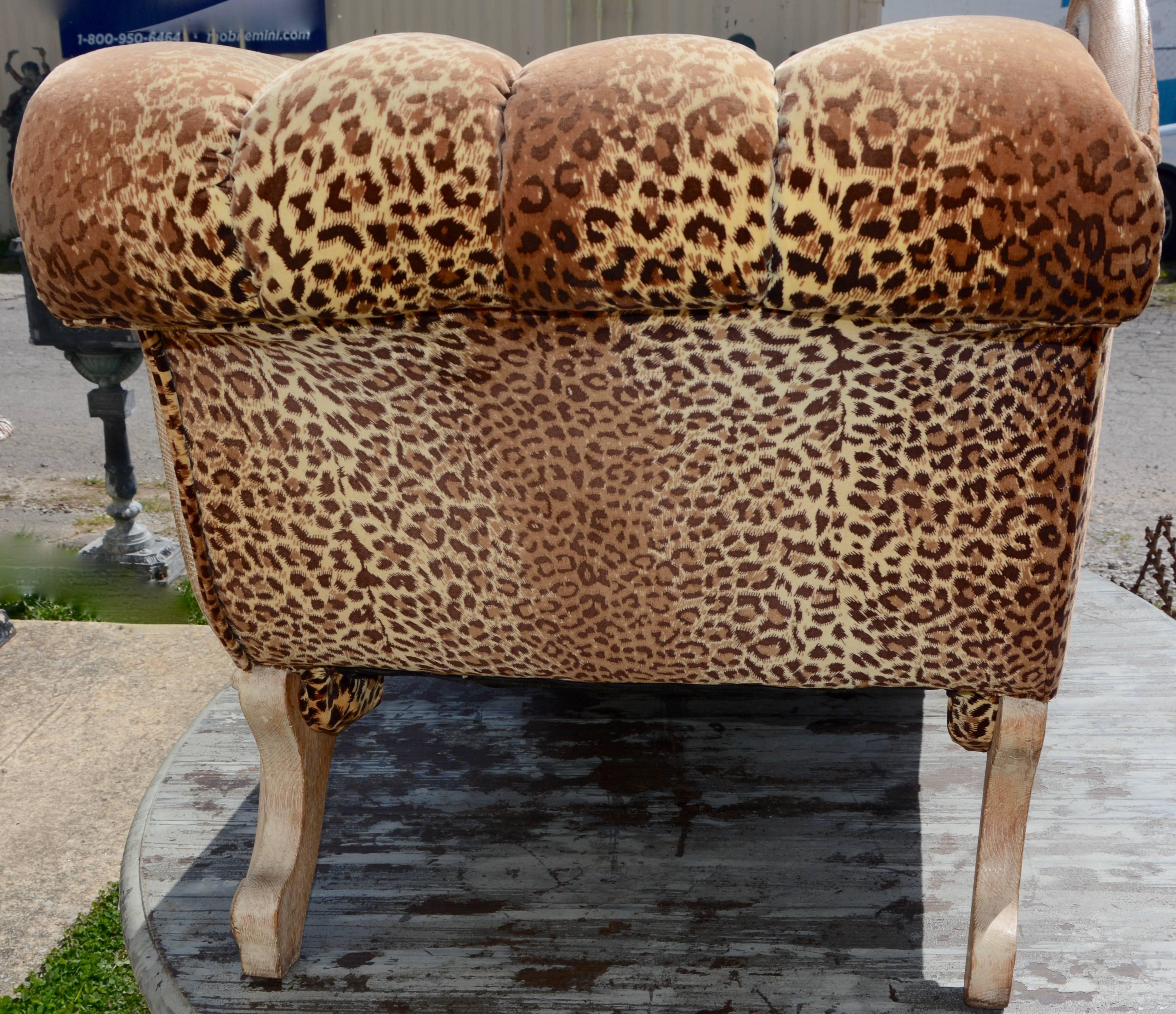 French Leopard Print Velvet Chaise Lounge In Good Condition For Sale In Cookeville, TN