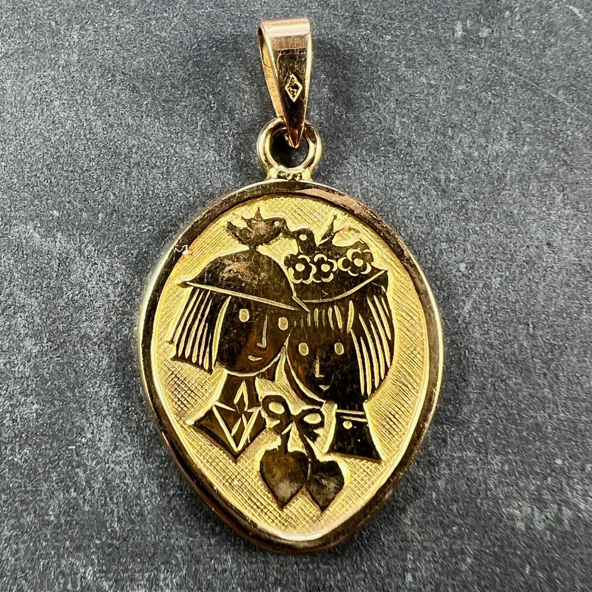 Pendentif à breloques en or jaune 18 carats (18K) représentant Les Amoureux par Peynet, représentant un homme et une femme avec une paire de cœurs et des oiseaux. Estampillé avec 750 et la marque de l'aigle pour l'or 18 carats et de fabrication