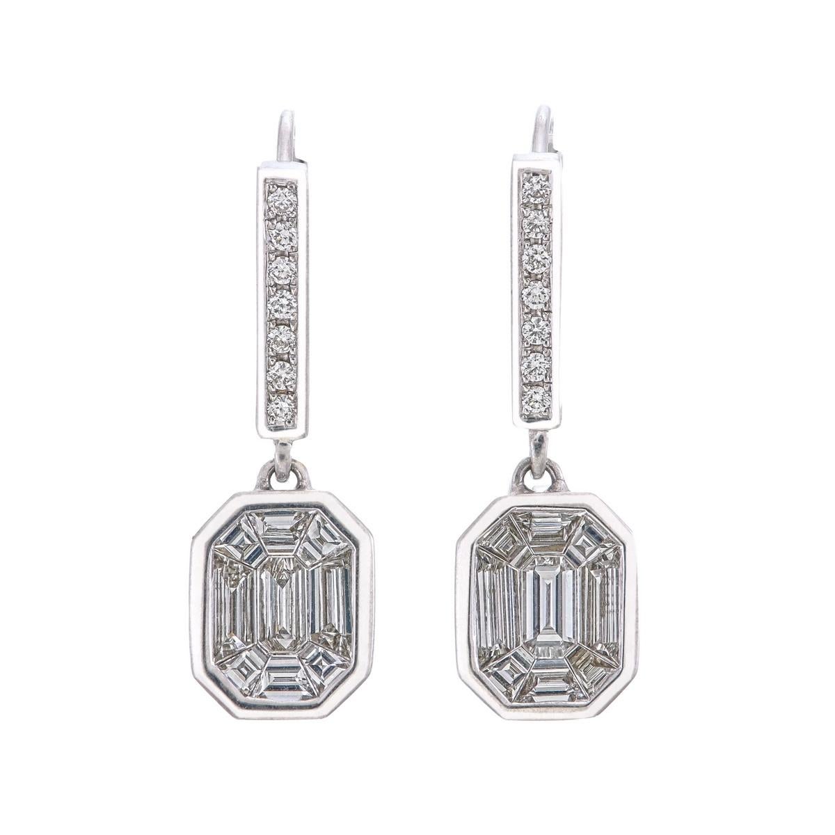 Paire de diamants émeraude illusion pie de 4 carats face vers le haut, suspendus à des boucles d'oreilles à levier français serties de diamants.

Or 18kt

Total des carats de diamants - 1,10 cts par paire ( 2 carats face visible chacun)

Ces boucles