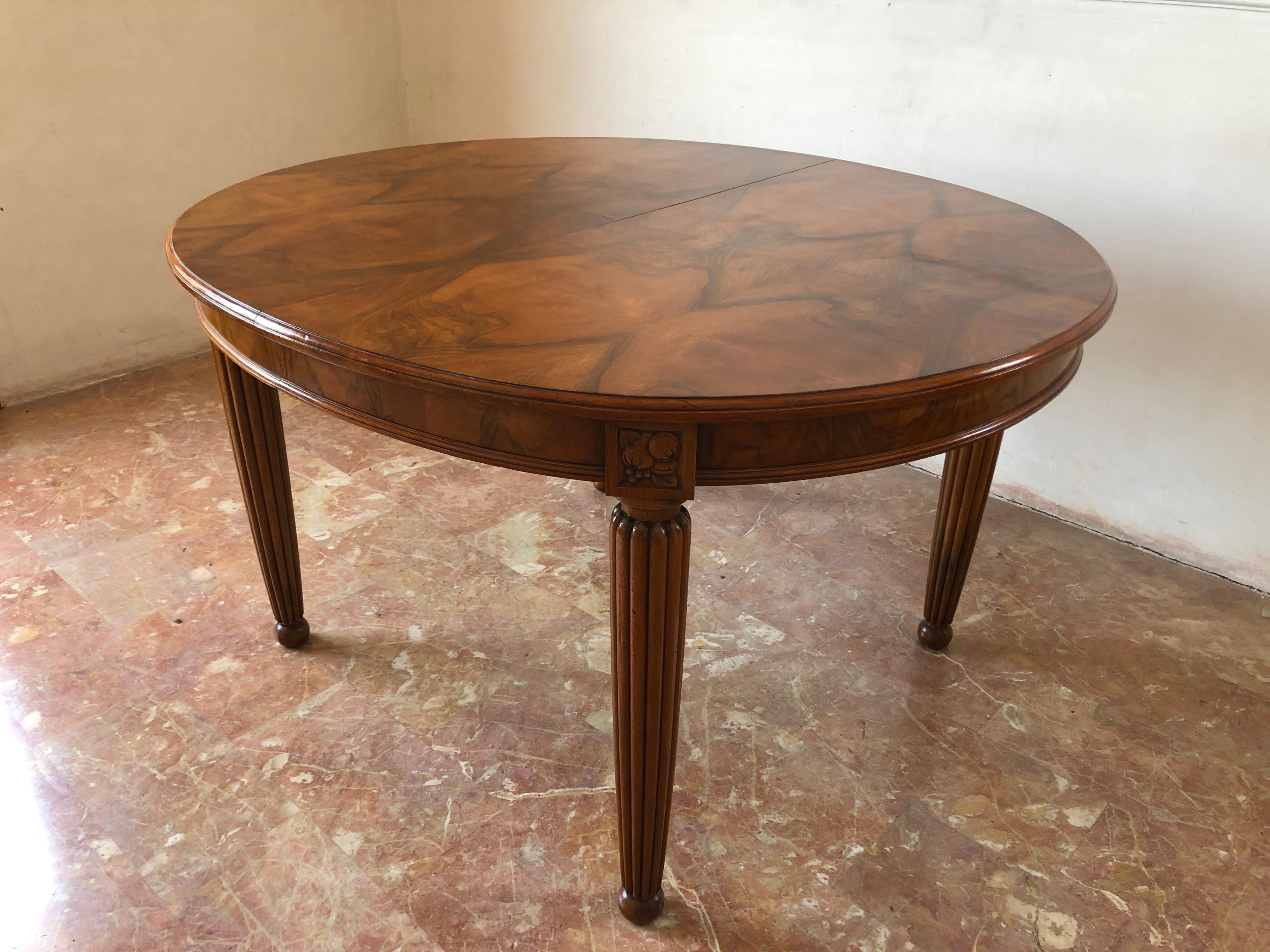 French liberty Art Nouveau dining table in a very valuable walnut feather, circa 1920.
Grooved legs with naturalistic motif, characteristic elements of the period. 
The dining table is extendible.

Measures: Normal 112 x 130 x 75cm, 44 x 51 x