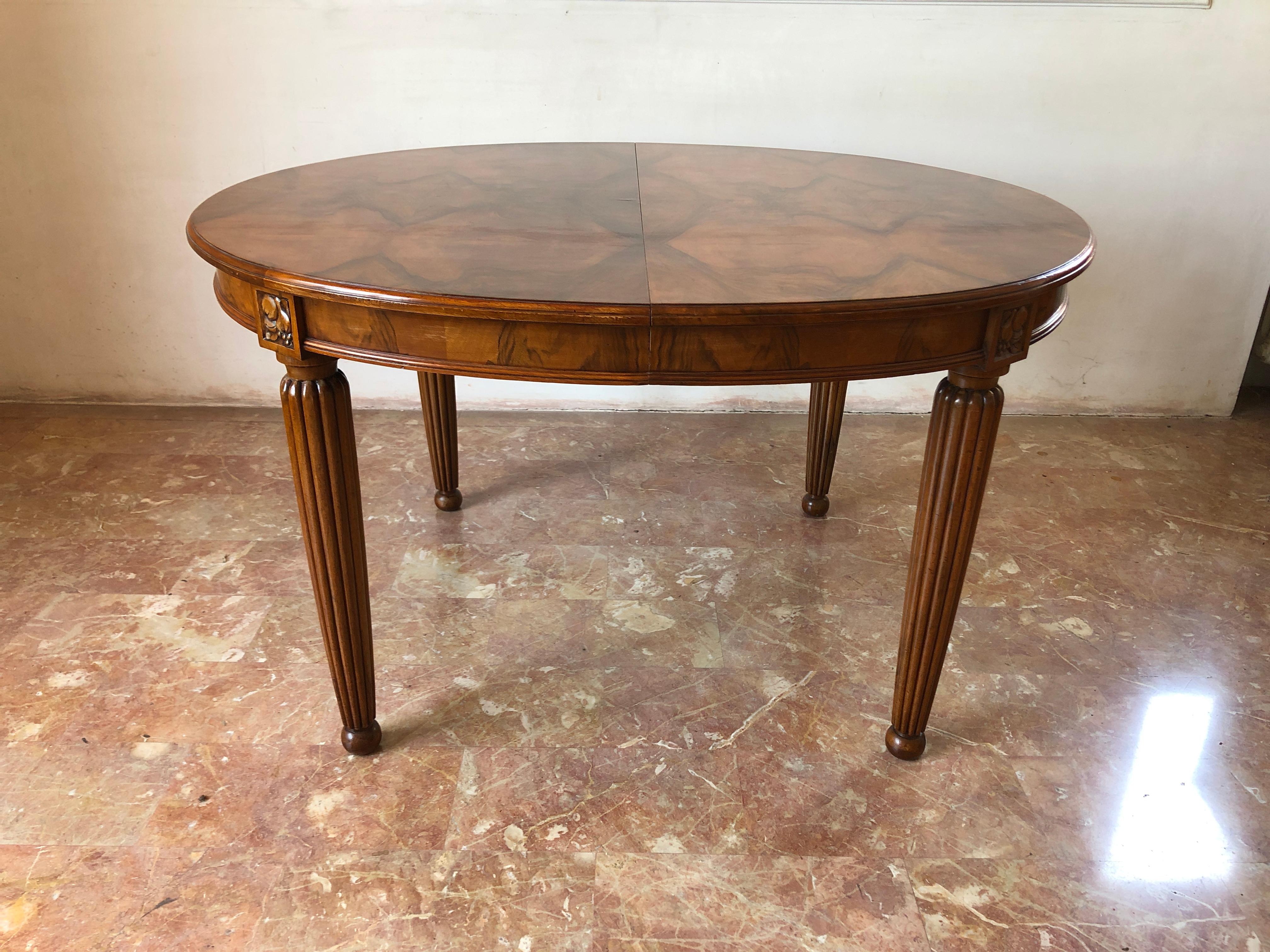 French Liberty Art Nouveau Dining Table in Walnut, 1920s In Excellent Condition In Traversetolo, IT