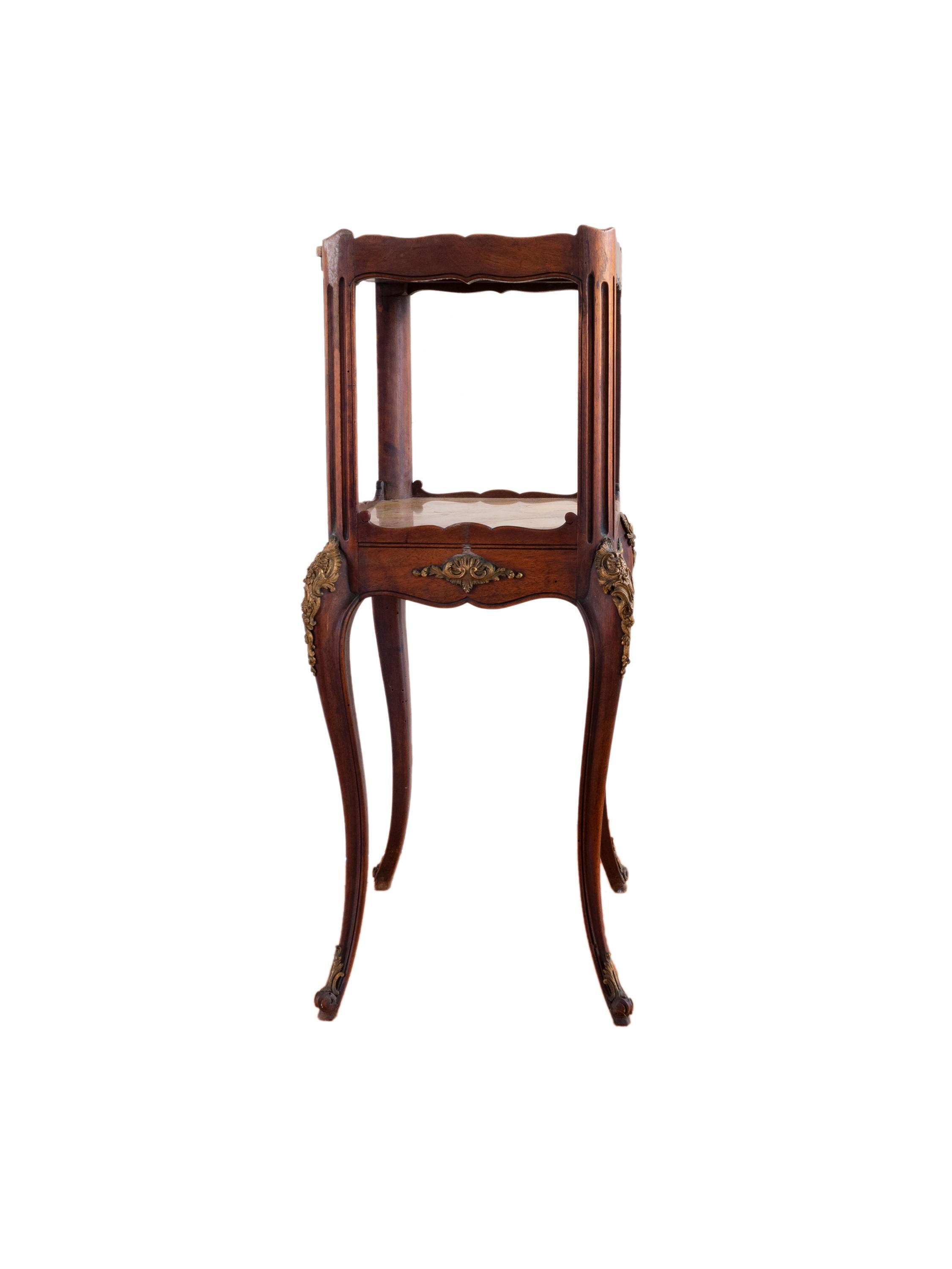 Mesa francesa de pie Liberty en nogal, tapa de mármol, Art Nouveau, S. XX Francés en venta