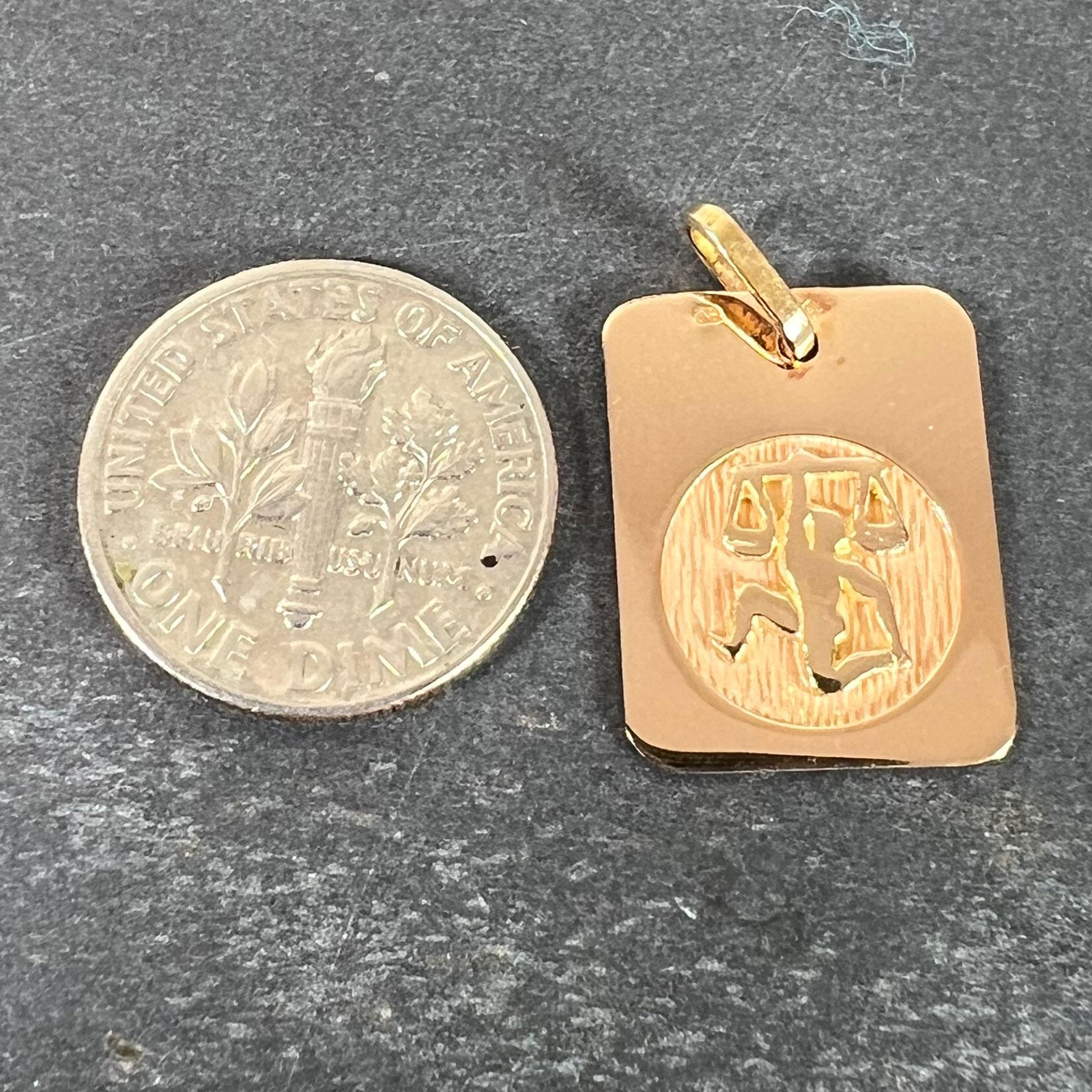 Ciondolo a forma di medaglia con charme in oro giallo 18 carati, segno zodiacale francese della Bilancia in vendita 6