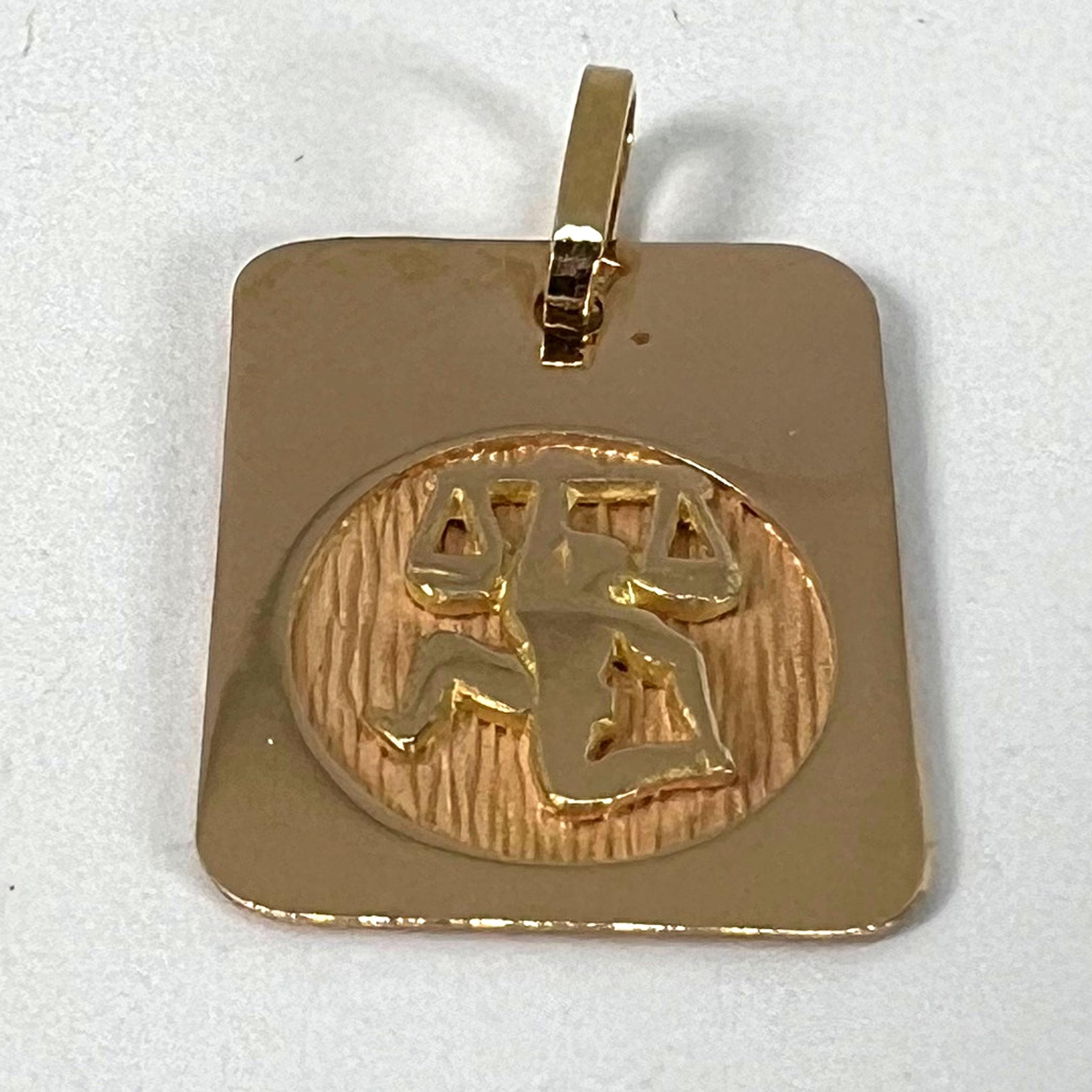 Ciondolo a forma di medaglia con charme in oro giallo 18 carati, segno zodiacale francese della Bilancia in vendita 9