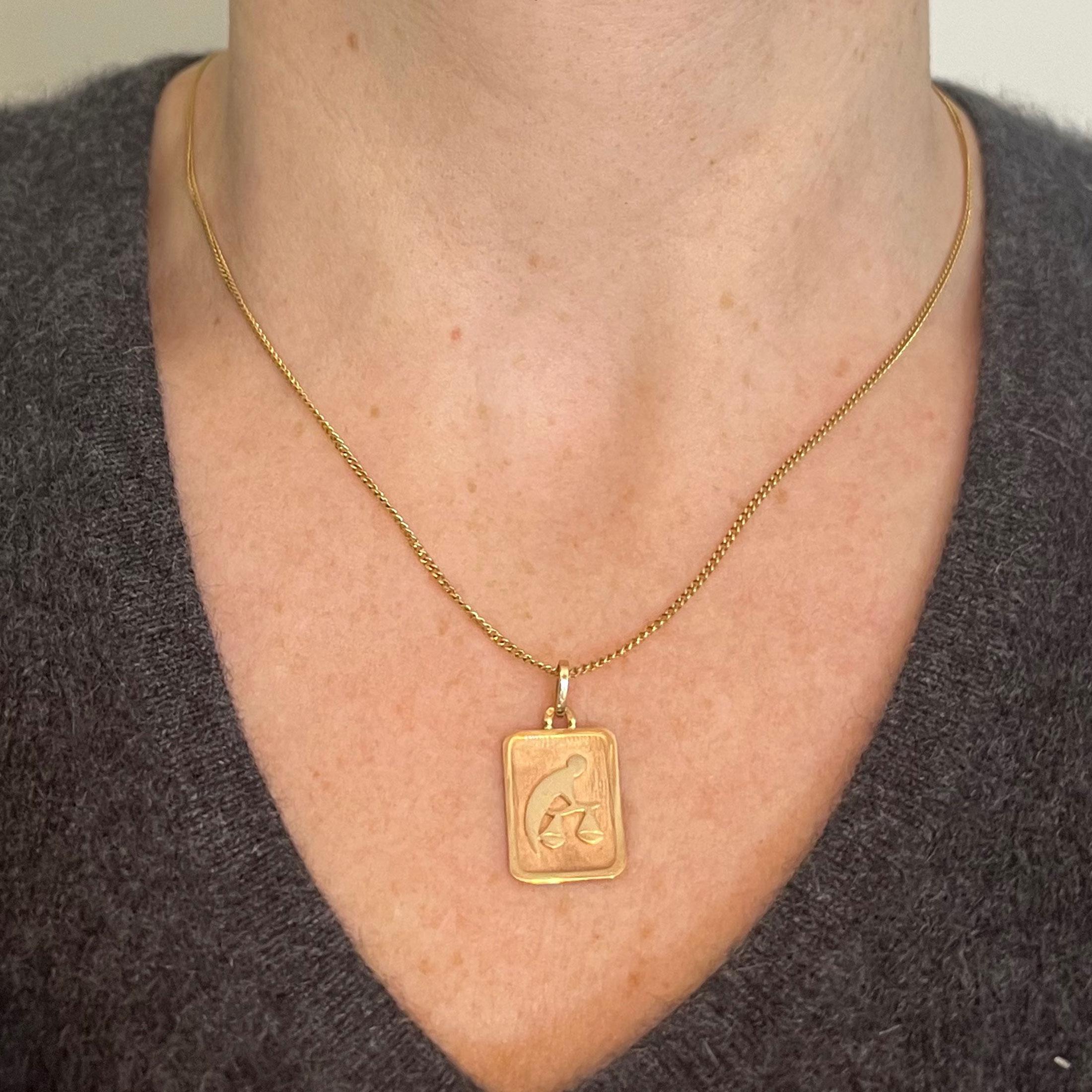 Pendentif médaille en or jaune 18 carats signe astrologique du Zodiac Balance Unisexe en vente