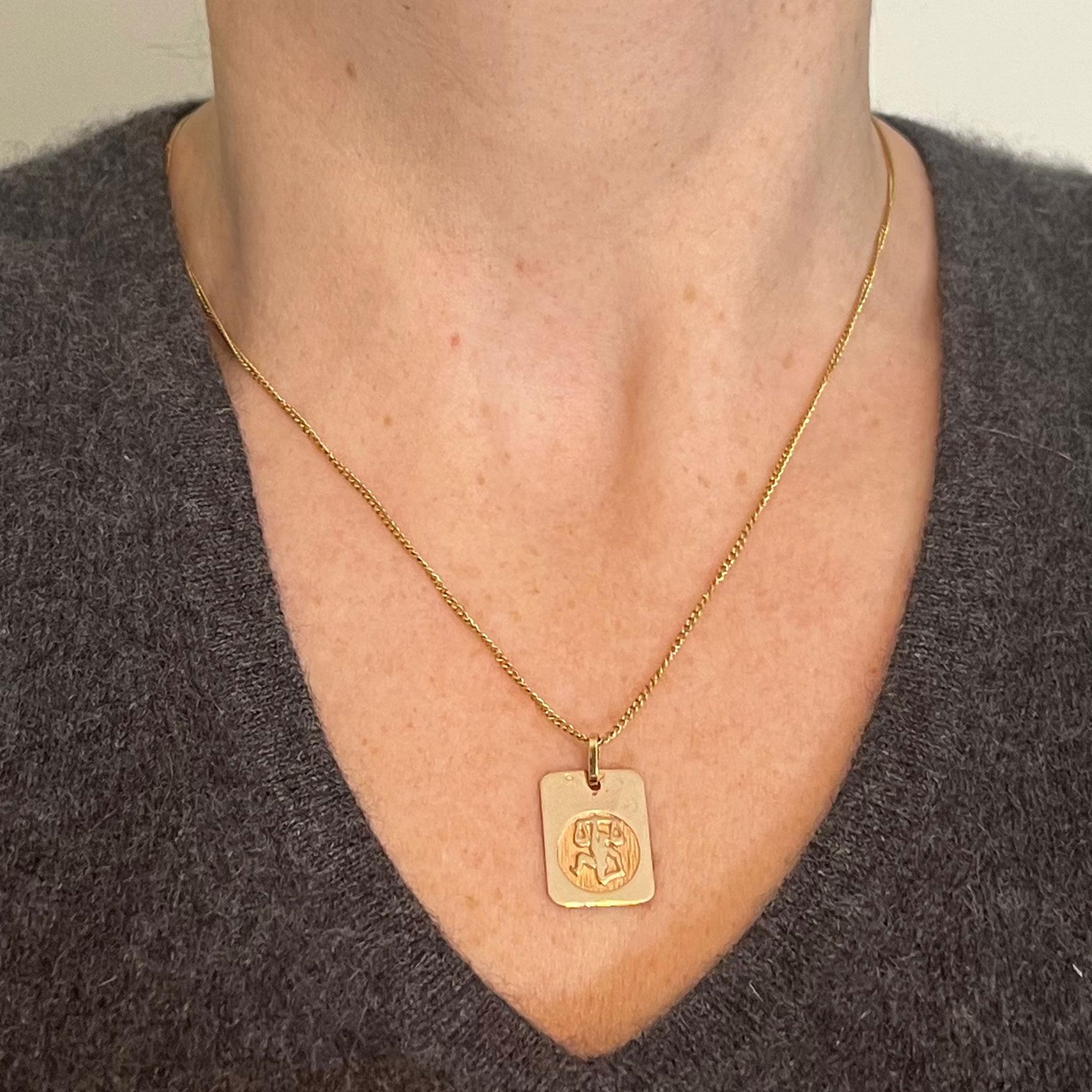 da uomo o donna Ciondolo a forma di medaglia con charme in oro giallo 18 carati, segno zodiacale francese della Bilancia in vendita