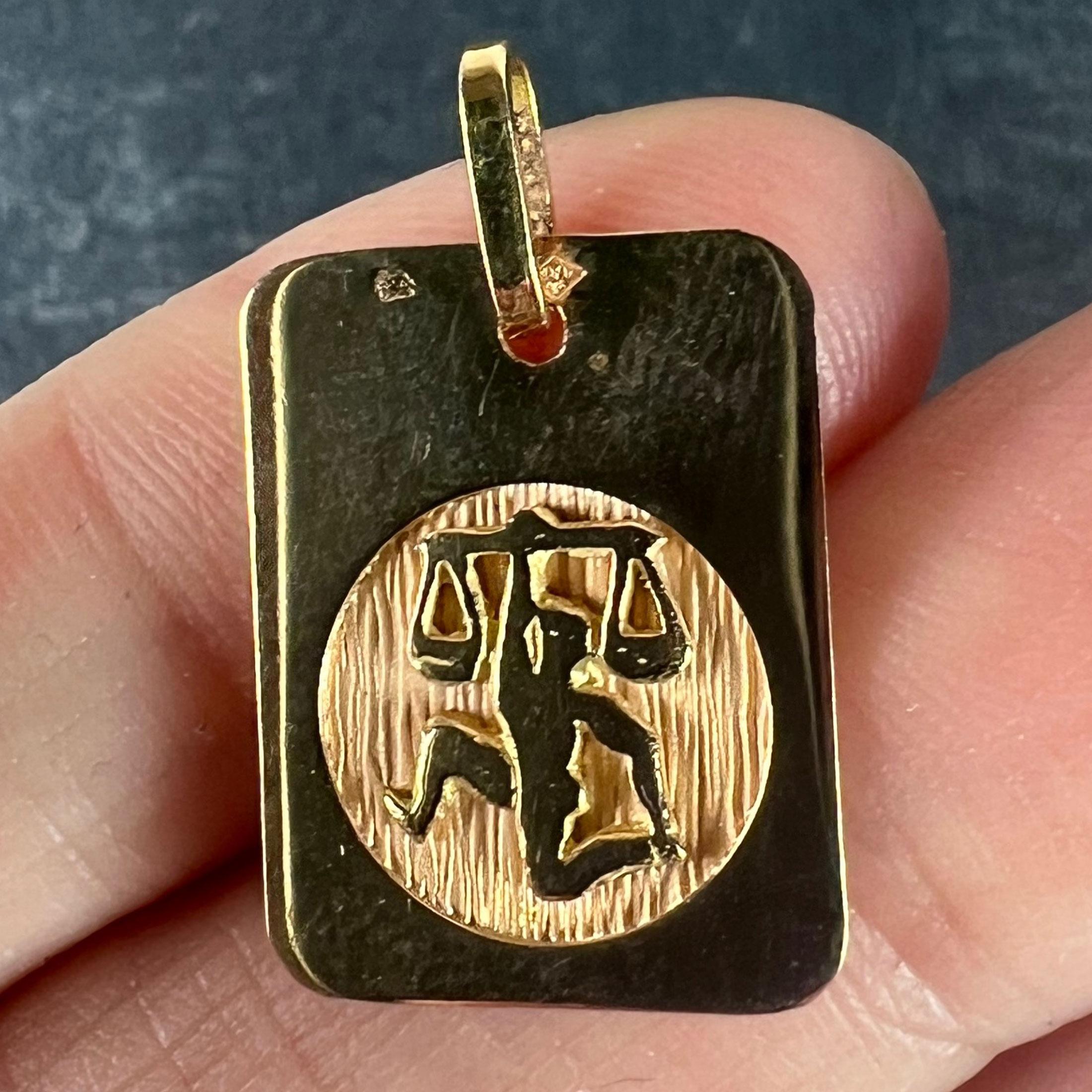 Ciondolo a forma di medaglia con charme in oro giallo 18 carati, segno zodiacale francese della Bilancia in vendita 1