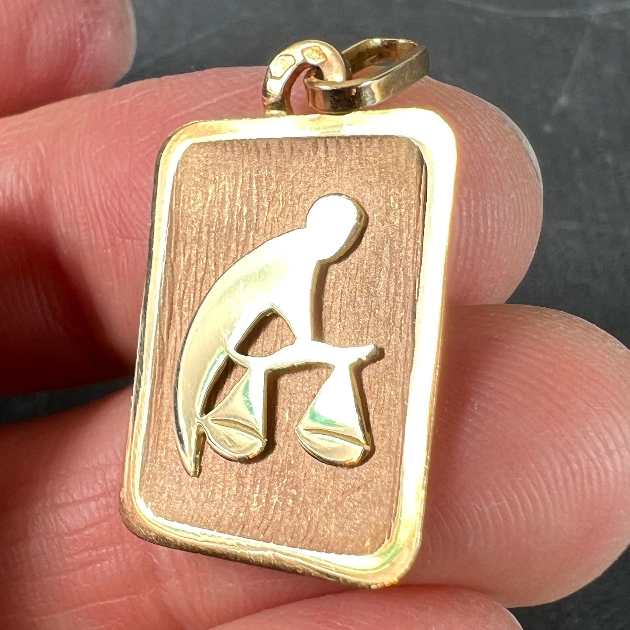 Pendentif médaille en or jaune 18 carats signe astrologique du Zodiac Balance en vente 2