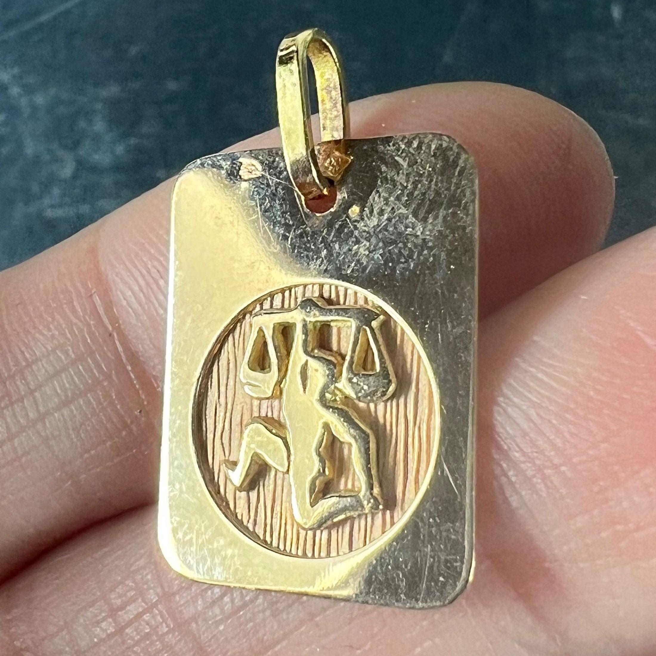 Ciondolo a forma di medaglia con charme in oro giallo 18 carati, segno zodiacale francese della Bilancia in vendita 2
