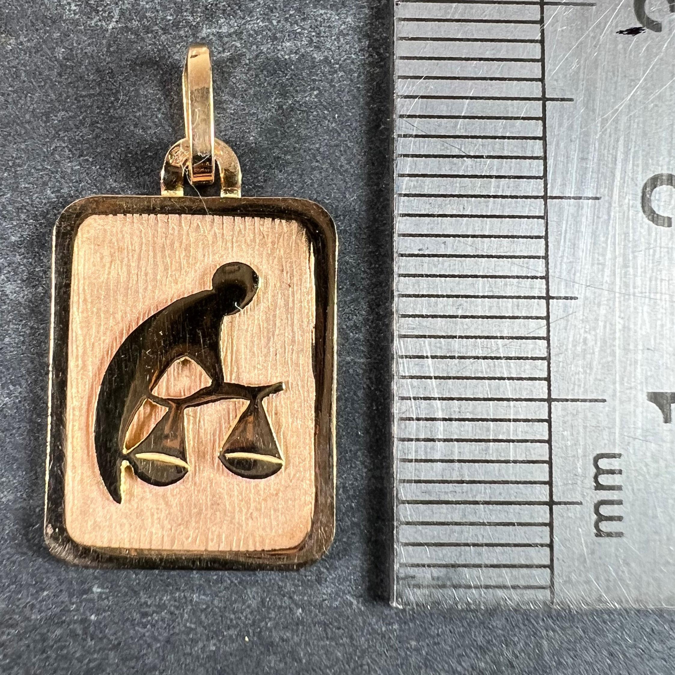 Pendentif médaille en or jaune 18 carats signe astrologique du Zodiac Balance en vente 5