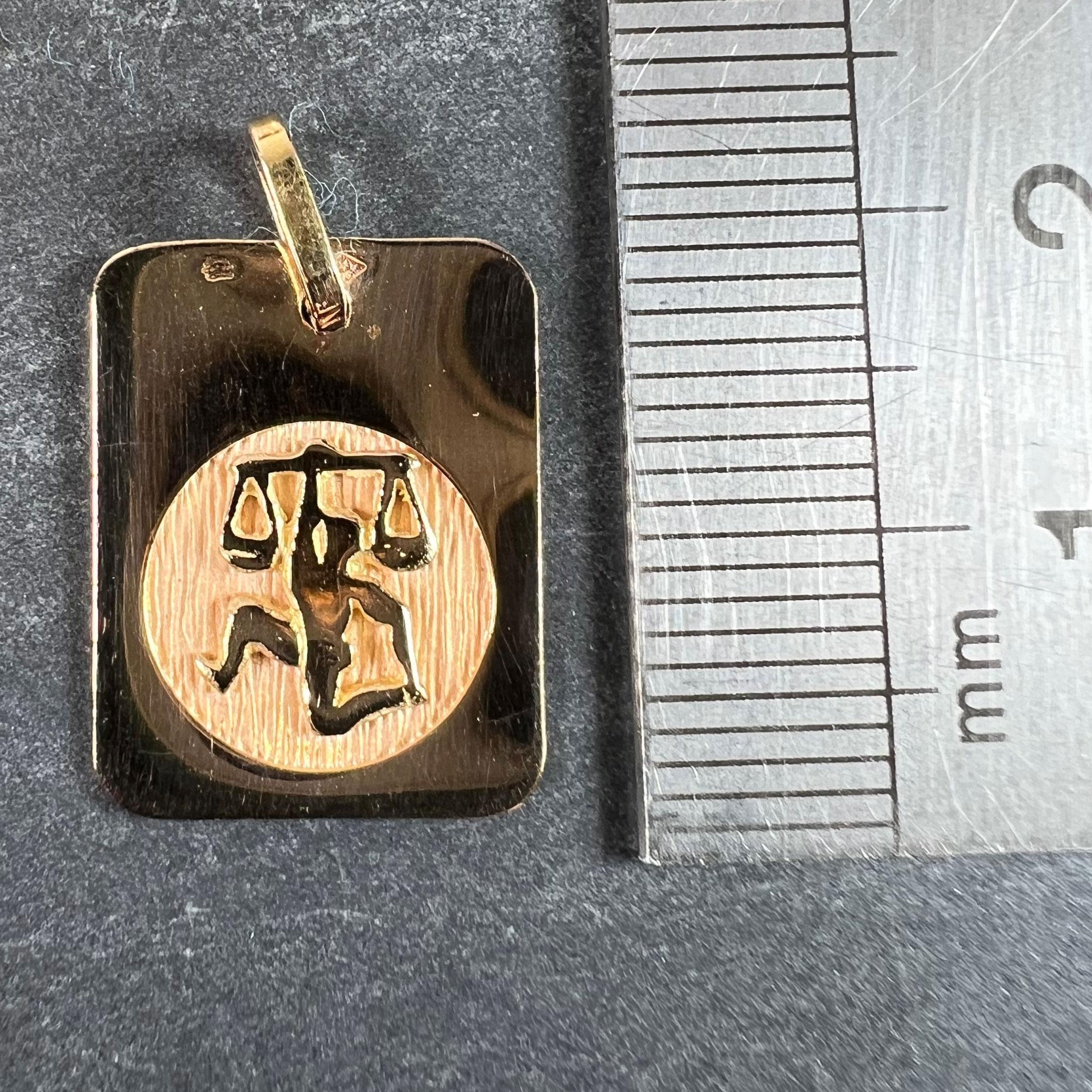 Ciondolo a forma di medaglia con charme in oro giallo 18 carati, segno zodiacale francese della Bilancia in vendita 5