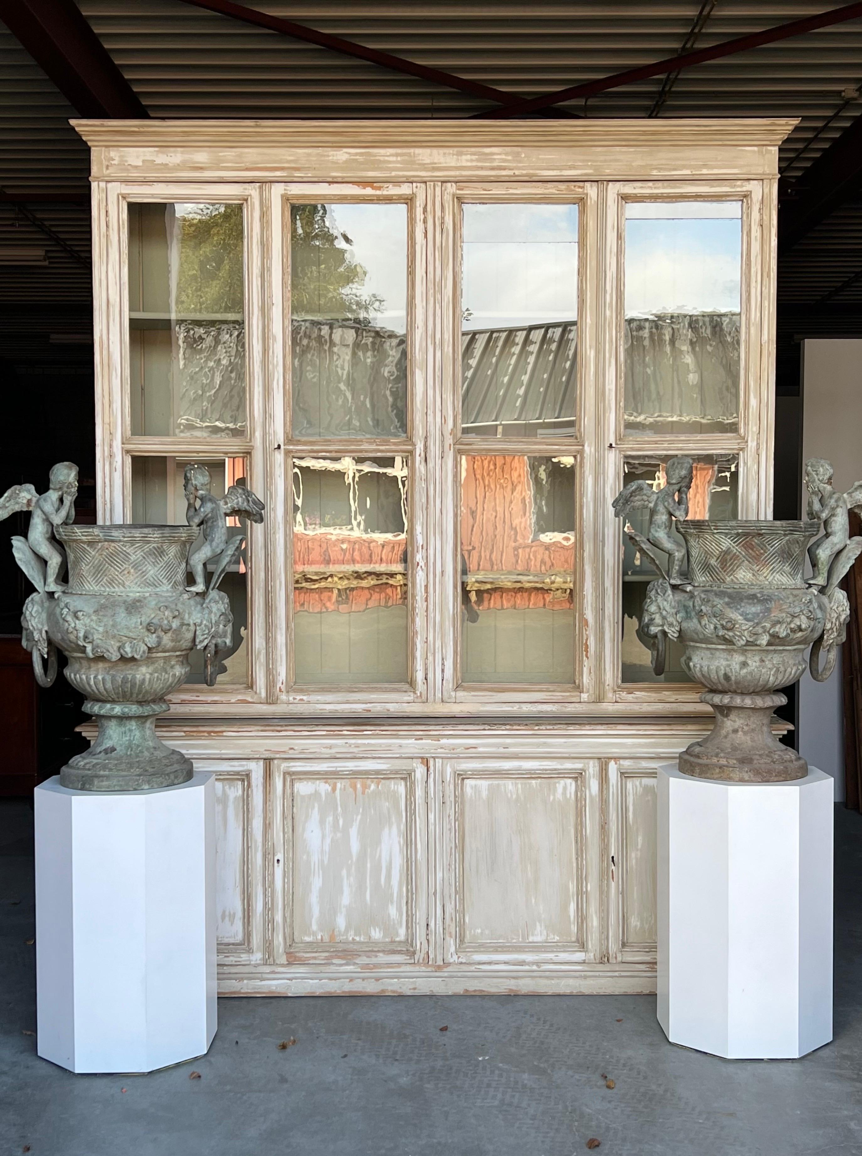 Gigantesco mobile biblioteca / credenza / libreria / vetrina di dimensioni eccezionali. Splendidamente esposto alle intemperie.

Abbiamo trovato questo mobile da biblioteca in un edificio monumentale vicino a Bruxelles, in Belgio. Possedevano