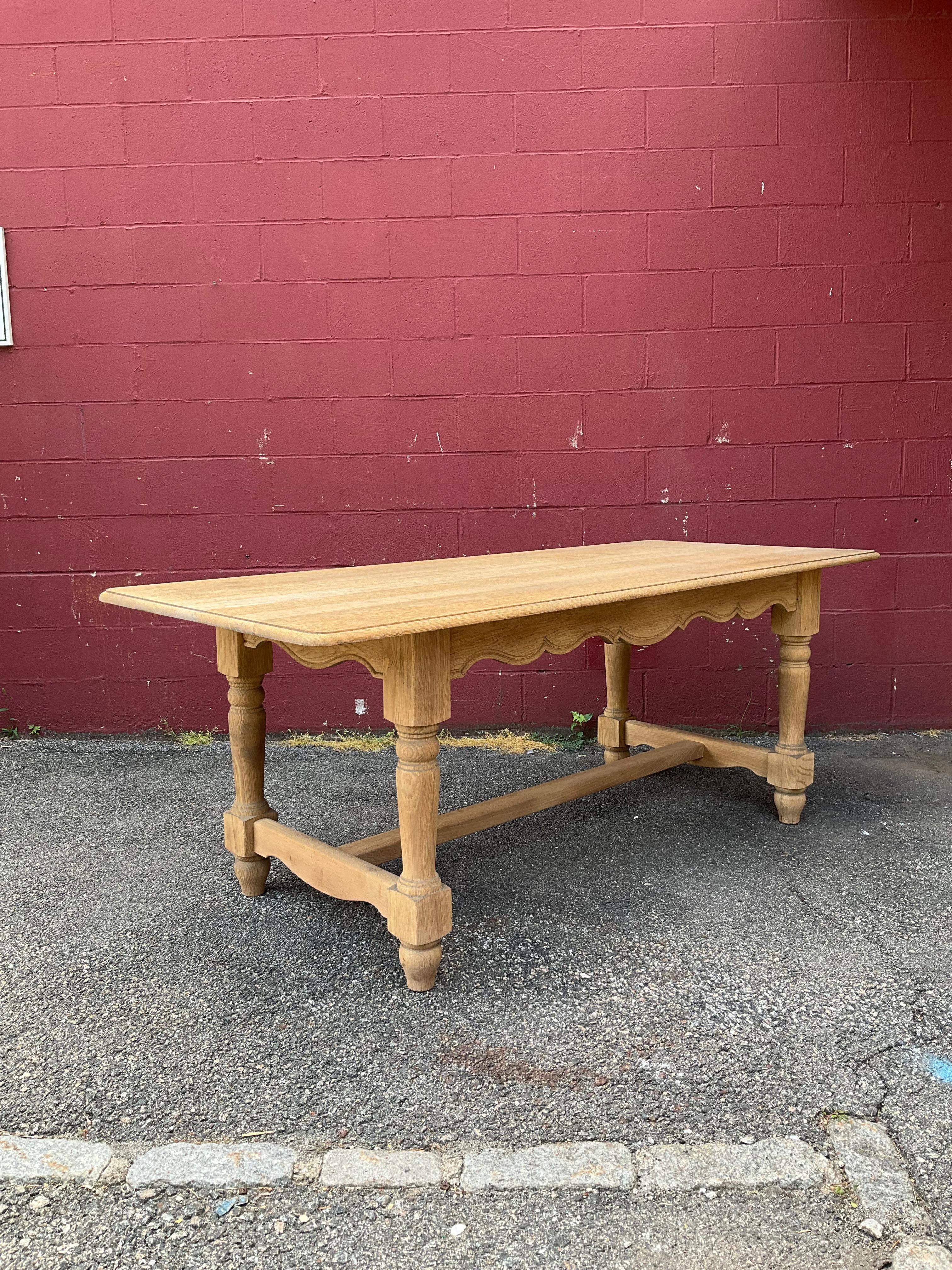 French Library Table in Bleached Oak In Good Condition For Sale In Buchanan, NY