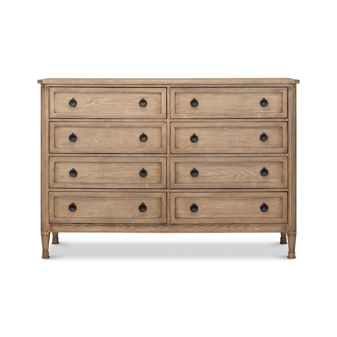 La commode incarne le design français du XVIIIe siècle avec ses proportions imposantes et sa finition en pin écaillé appliquée à la main sur du chêne. La forme classique comprend huit tiroirs spacieux avec des panneaux encastrés, des poignées à