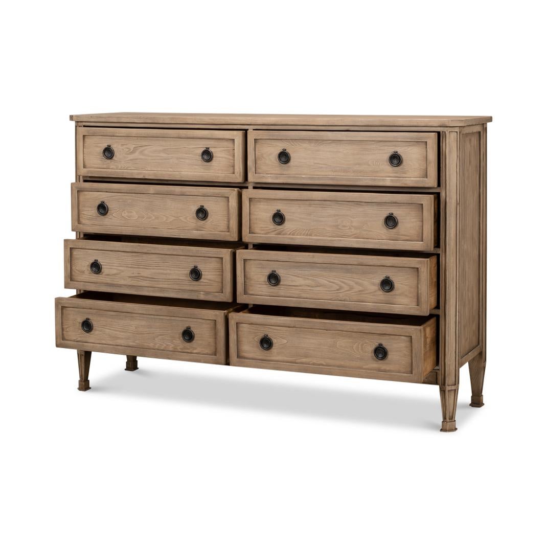 Provincial français Commode huit tiroirs en chêne Light français en vente